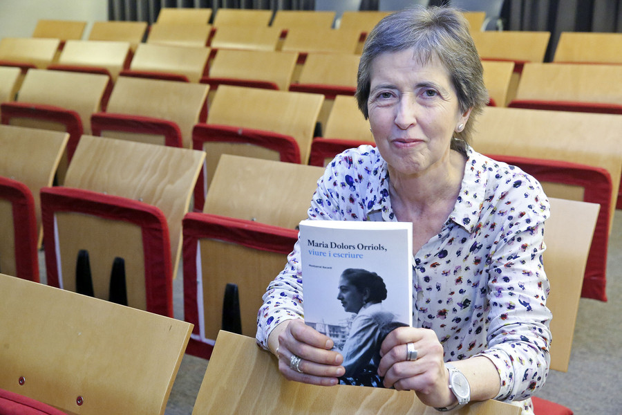 Montserrat Bacardí, amb el llibre publicat per Eumo, la setmana passada a la seu d’EL 9 NOU
