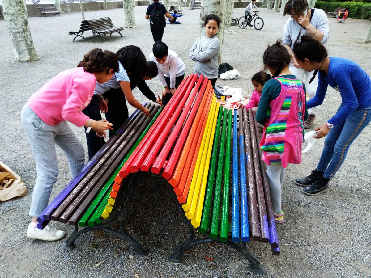 Nens i nenes pintant bancs al passeig Ragull de Ripoll aquest dijous