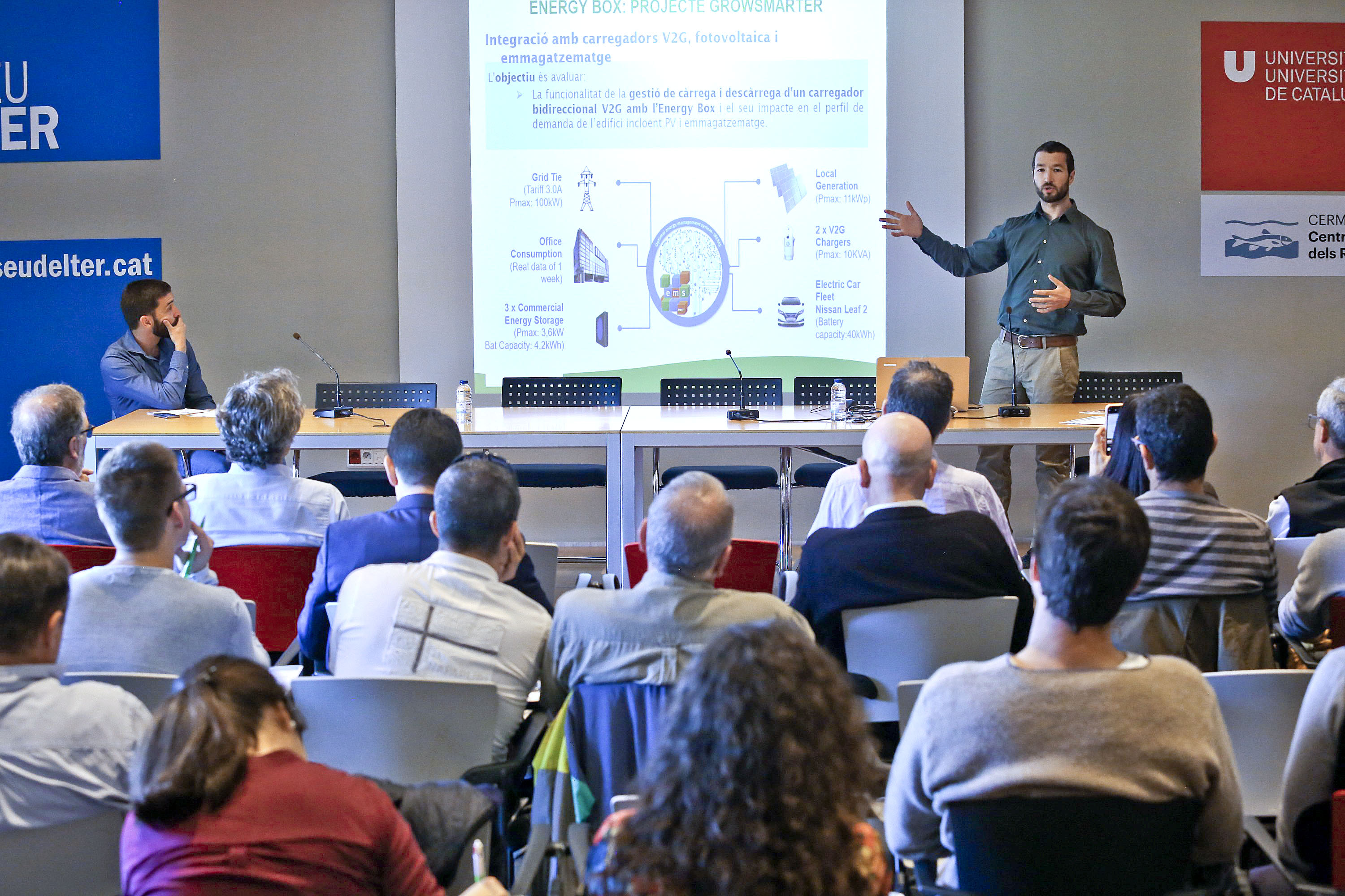 Jordi Farré explicant el sistema desenvolupat per l'IREC, Energy Box, dijous al Museu del Ter