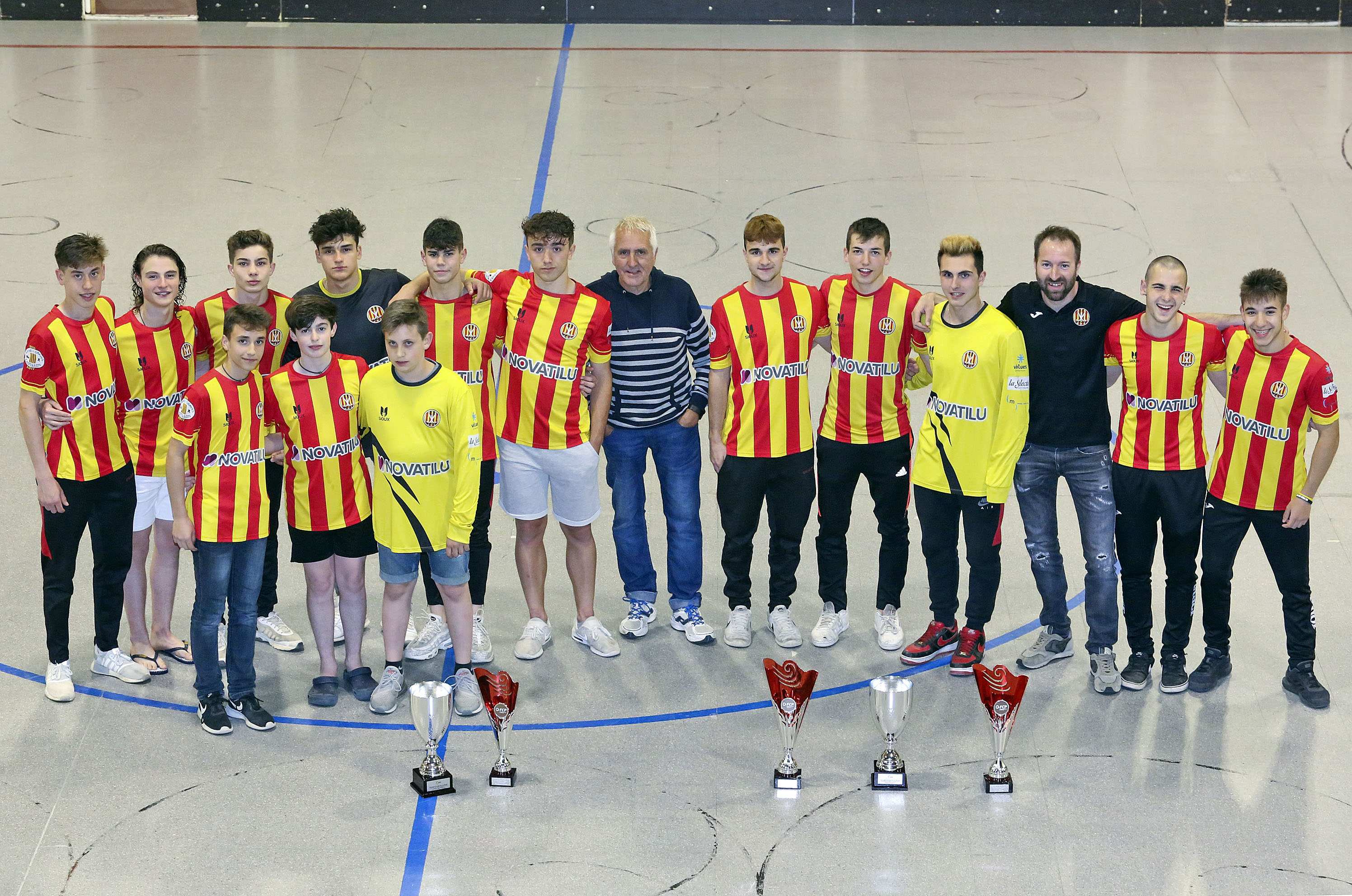 Alguns dels jugadors dels equips Infantil, Juvenil i Júnior del Club Patí Manlleu i els seus tècnics, reunits per EL 9 NOU aquest dimecres amb els trofeus aconseguits enguany als campionats de Catalunya i Espanya