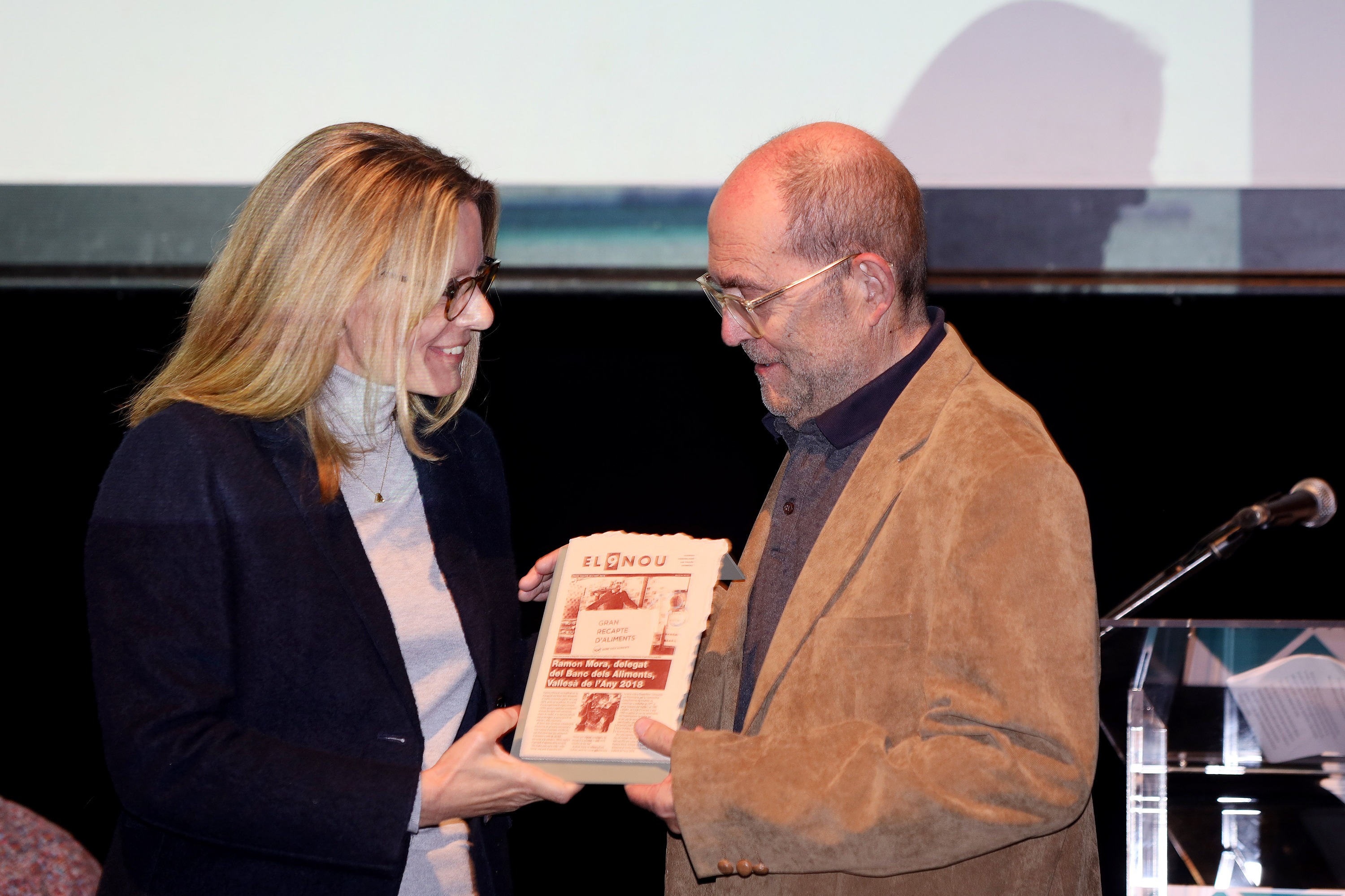 Ramon Mora rep el premi de mans de la presidenta de l'empresa editora d'EL 9 NOU, Beth Codina