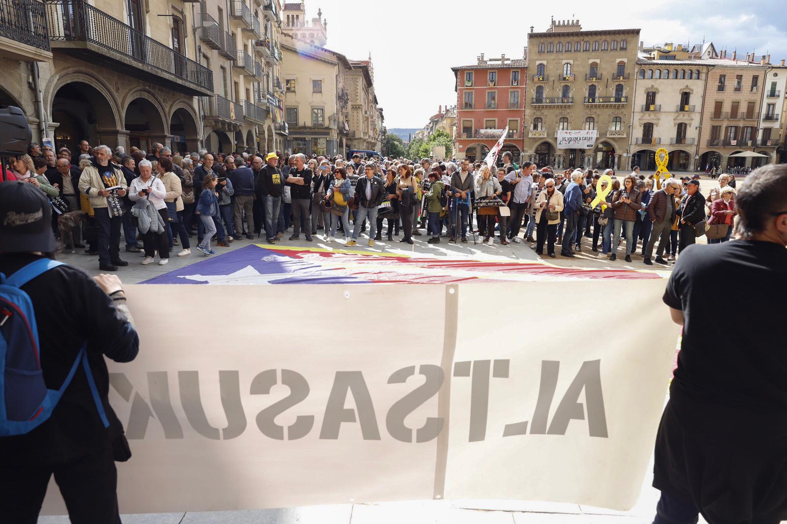 Centenars de persones s'han concetrat aquest dissabte a la tarda davant de l'Ajuntament de Vic