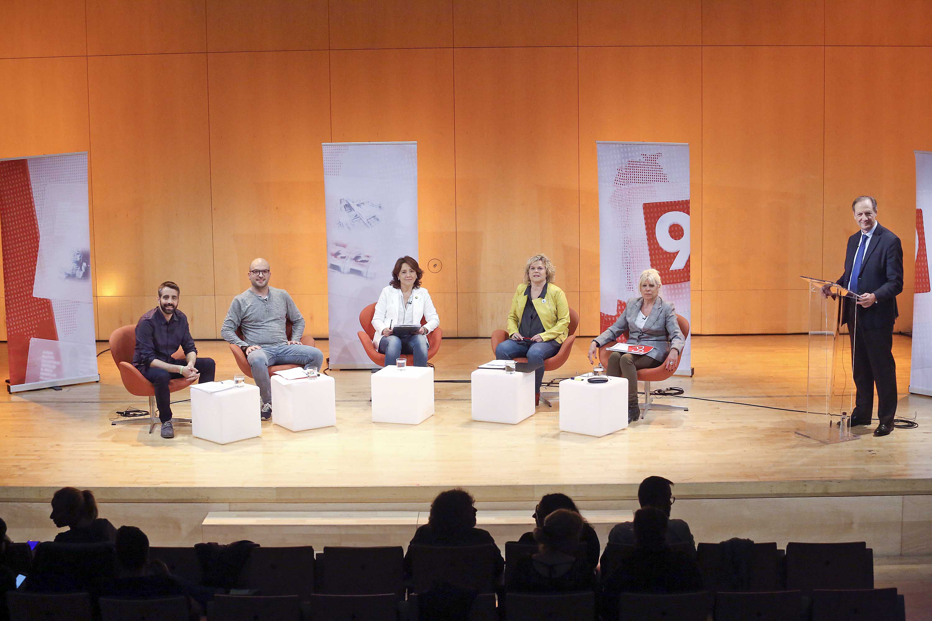 Arnau Martí, Joan Coma, Anna Erra, Maria Balasch i Carme Tena, amb el moderador del debat, Jordi Molet, dimecres a L’Atlàntida