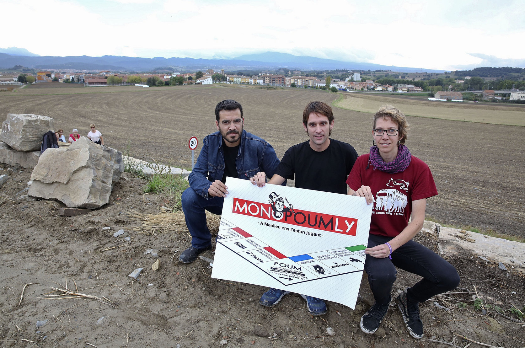 Els regidors Isma Dot, Albert Generó i Laura Generó durant la campanya MonoPOUMly de l'any 2018 en contra de la requalificació