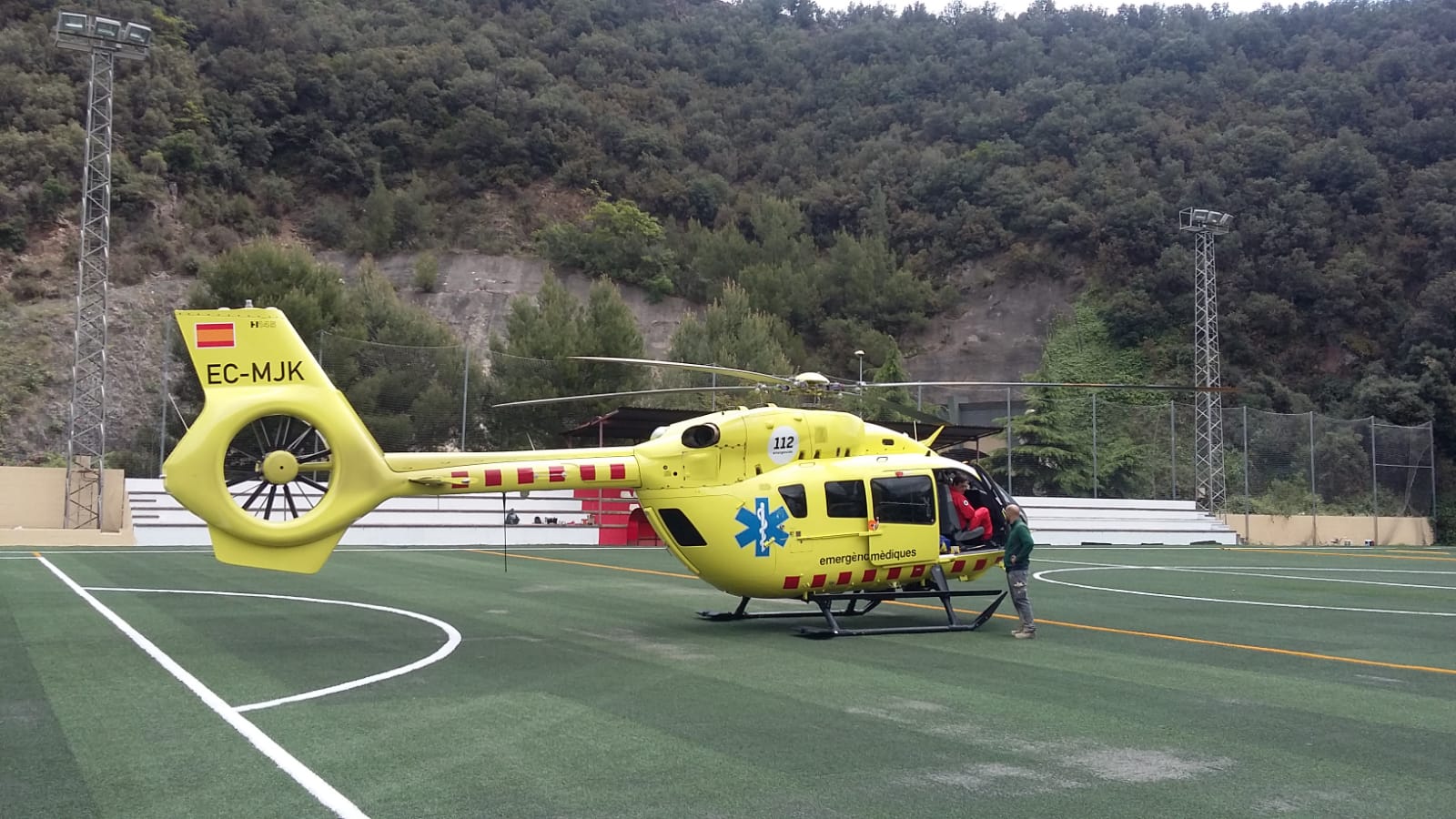 L'helicòpter aterrat al camp de futbol de Figaró