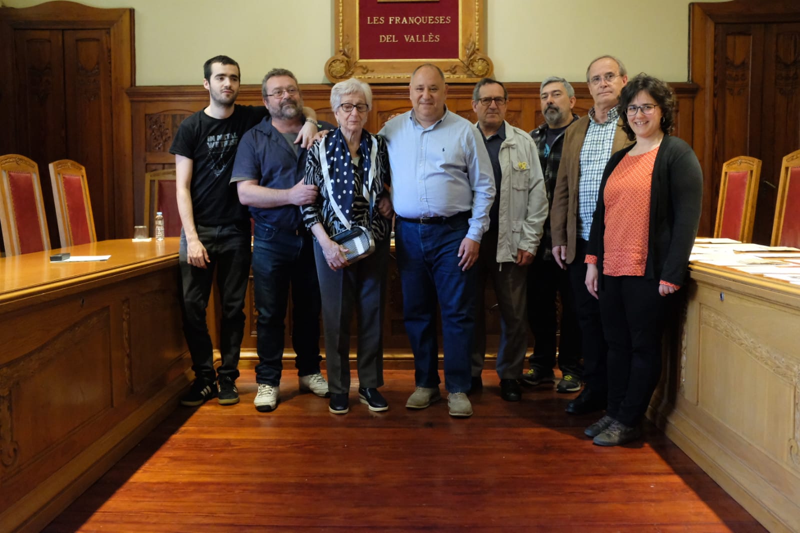 Els familiars de  Montserrat amb l'alcalde i altres representants municipals