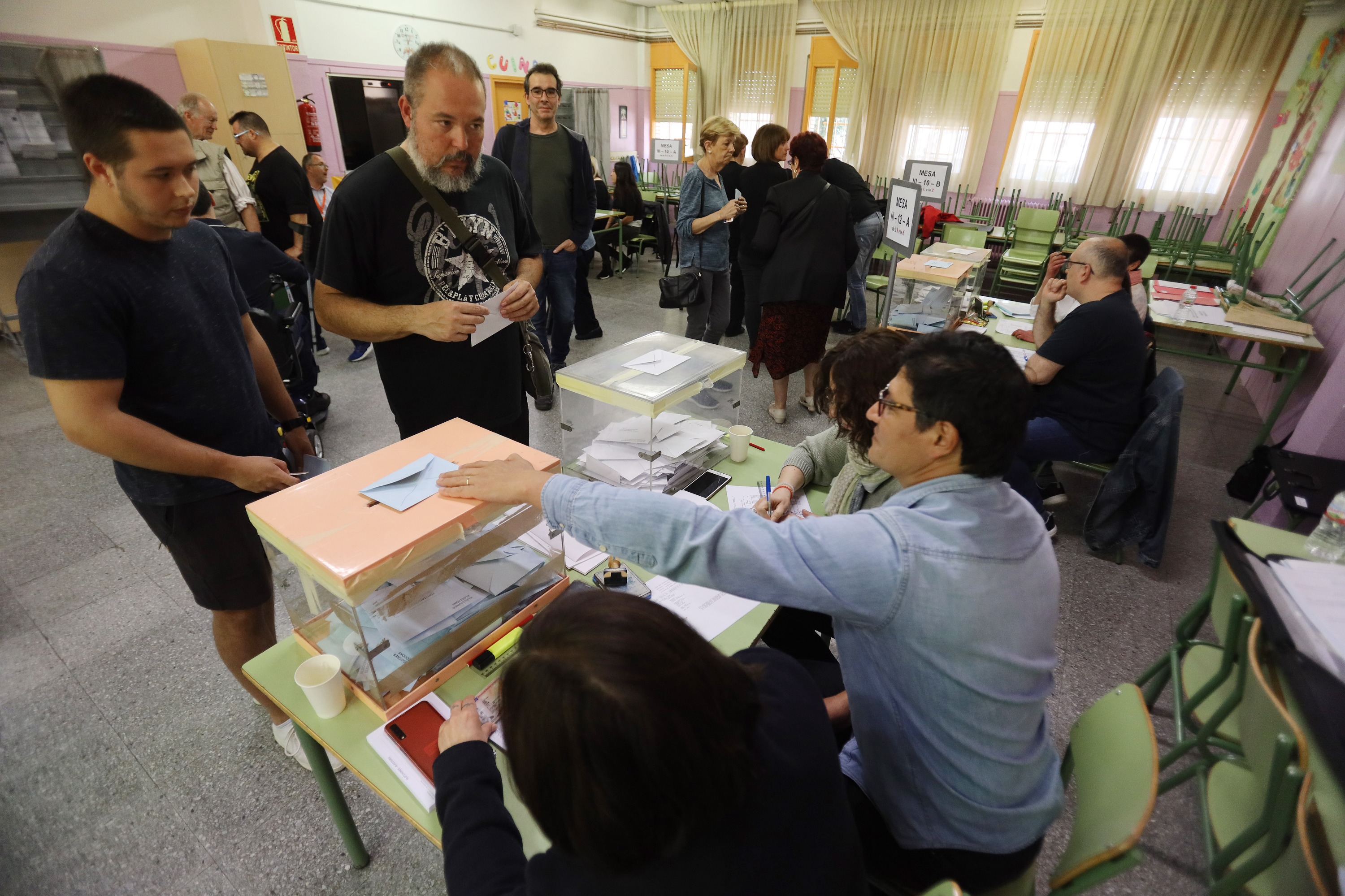 Votants en un dels col·legis electorals de Mollet on s'han fet cues