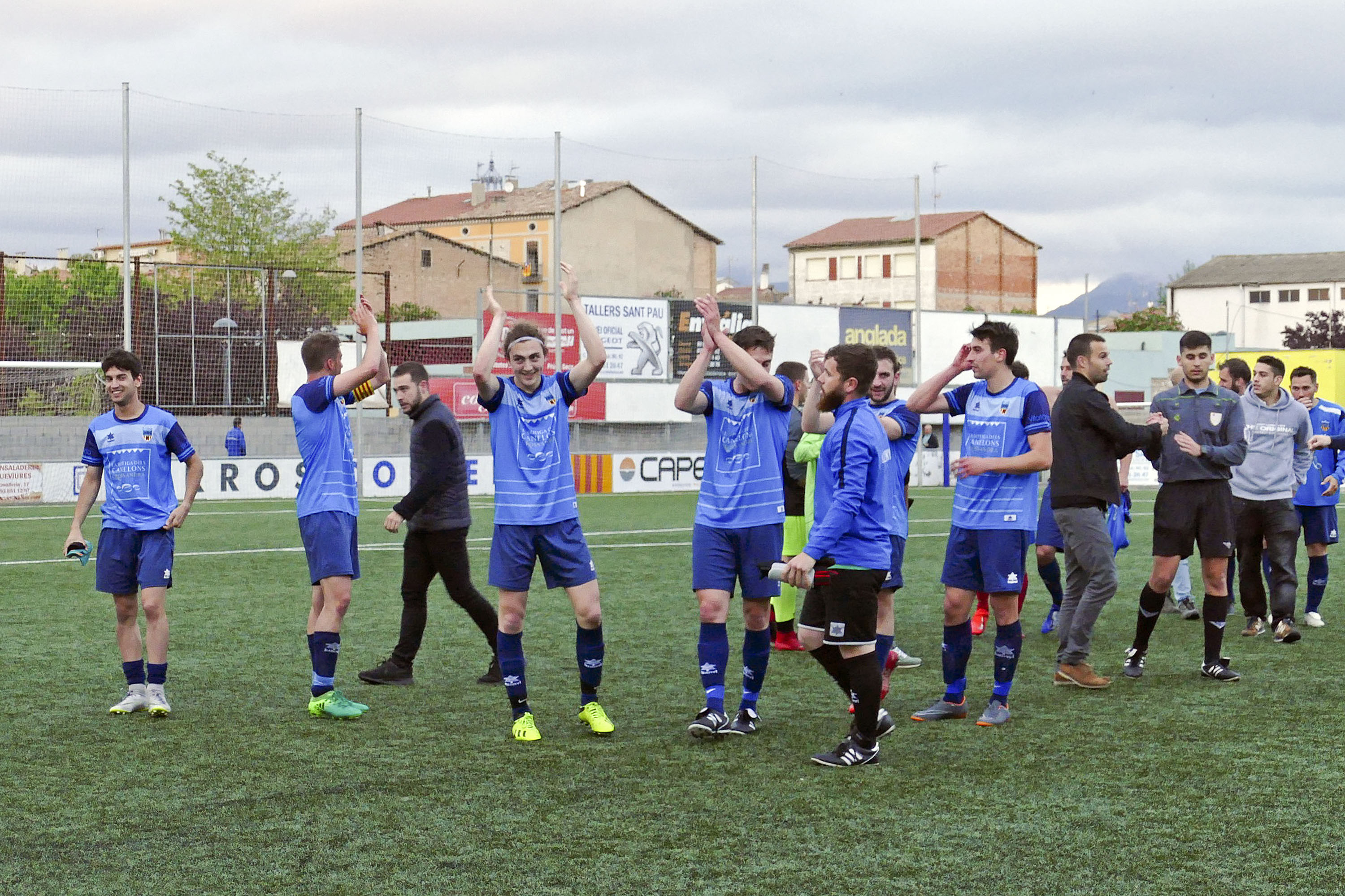 Lautor del gol de la victòria, Ramon Cunill, amb botes grogues, celebra la victòria amb els seus companys