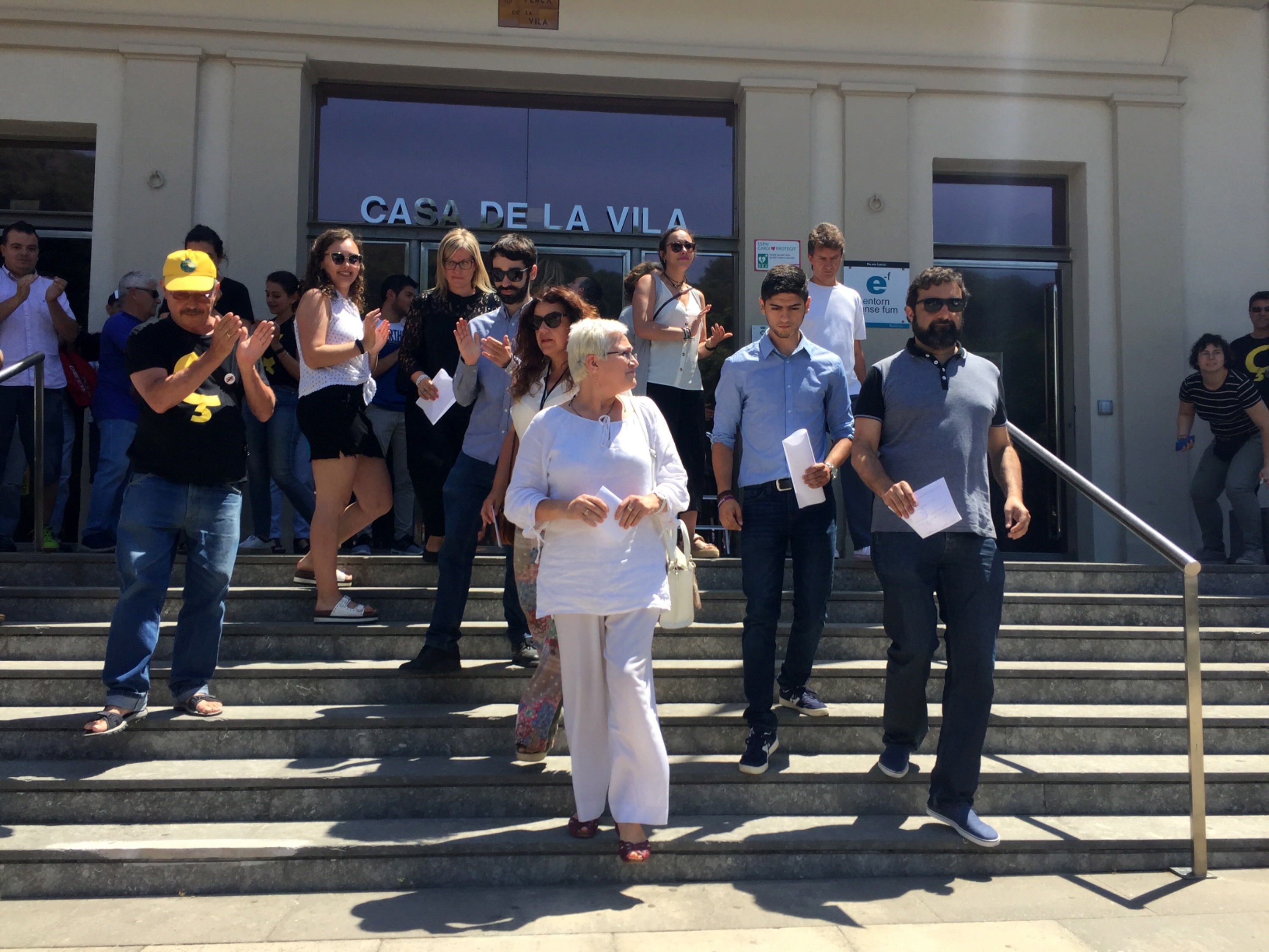 Maria José Sanchez sortint de l'ajuntament amb alguns dels regidors que la van votar i altres persones