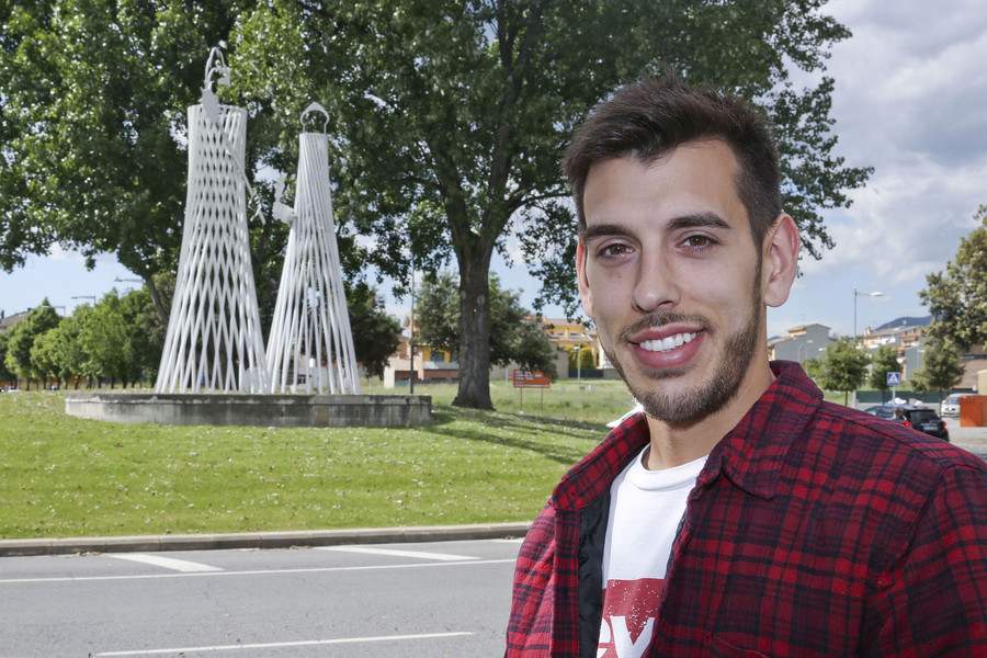 Adrià Duran, a la rotonda de les piscines de Manlleu