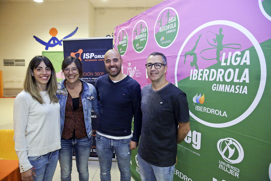 Saus i Vegara, del Gimnàstic Osona, amb el regidor en funcions d’Esports, Titi Roca, i Xavier Casimiro, de la federació