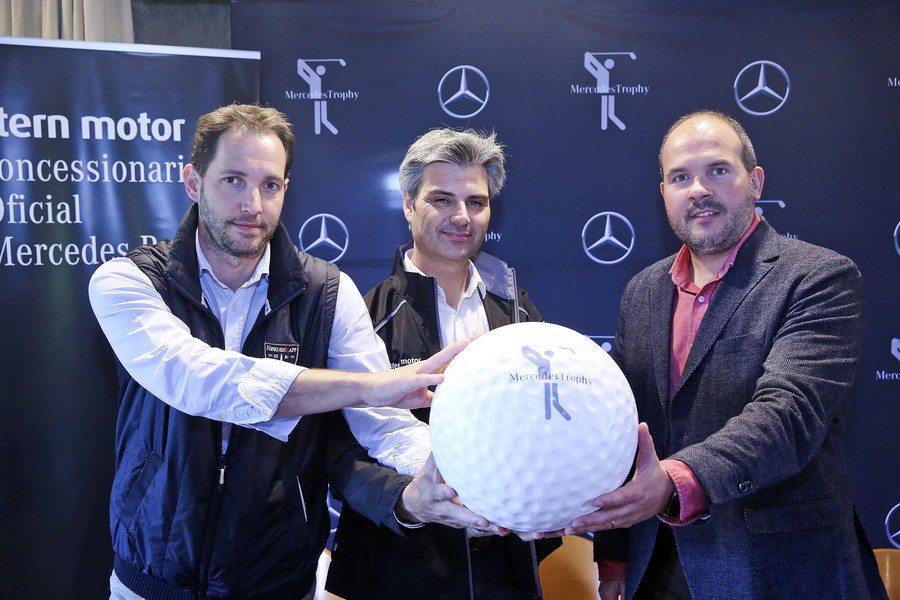 El promotor del torneig, Albert Morera, amb David Climent, de Stern Motor, i Jordi Puig, director del Golf Montanyà