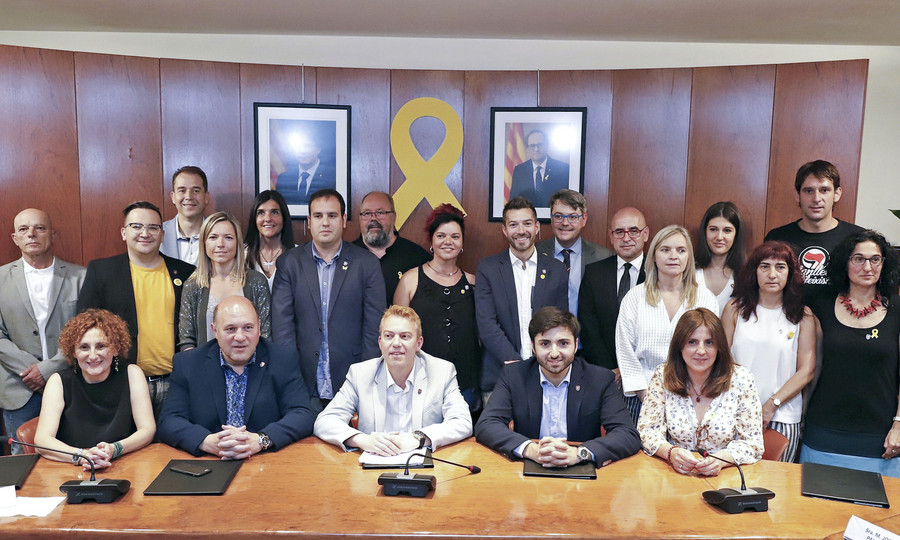 Foto de família dels 21 regidors que formaran part de l'Ajuntament de Manlleu aquest mandat. En primer terme, amb americana grisa, l'alcalde, Àlex Garrido