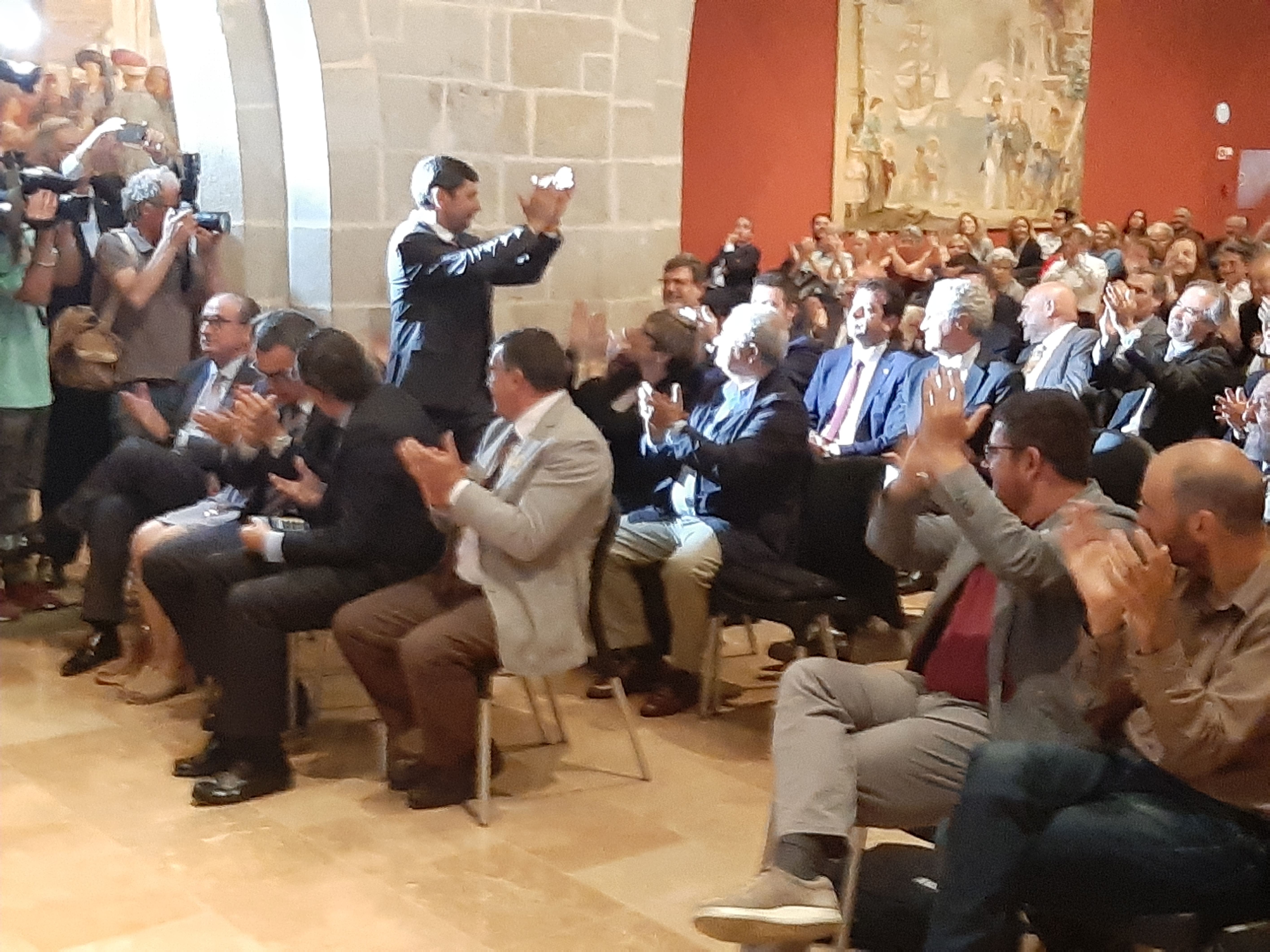 Canadell, dret, saluda els membres del plenari i els assistents a la sessió, un cop confirmat com a president de la Cambra de Comerç de Barcelona