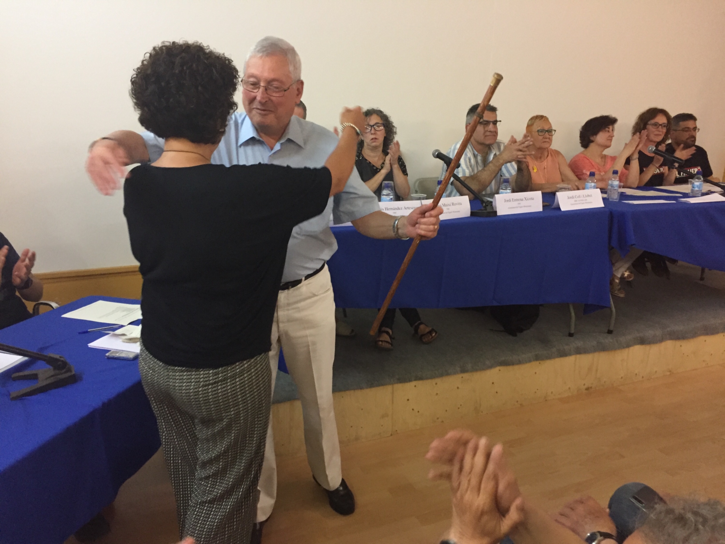 Maite Carrillo, ja exalcaldessa, donant el bastó de comandament al nou alcalde
