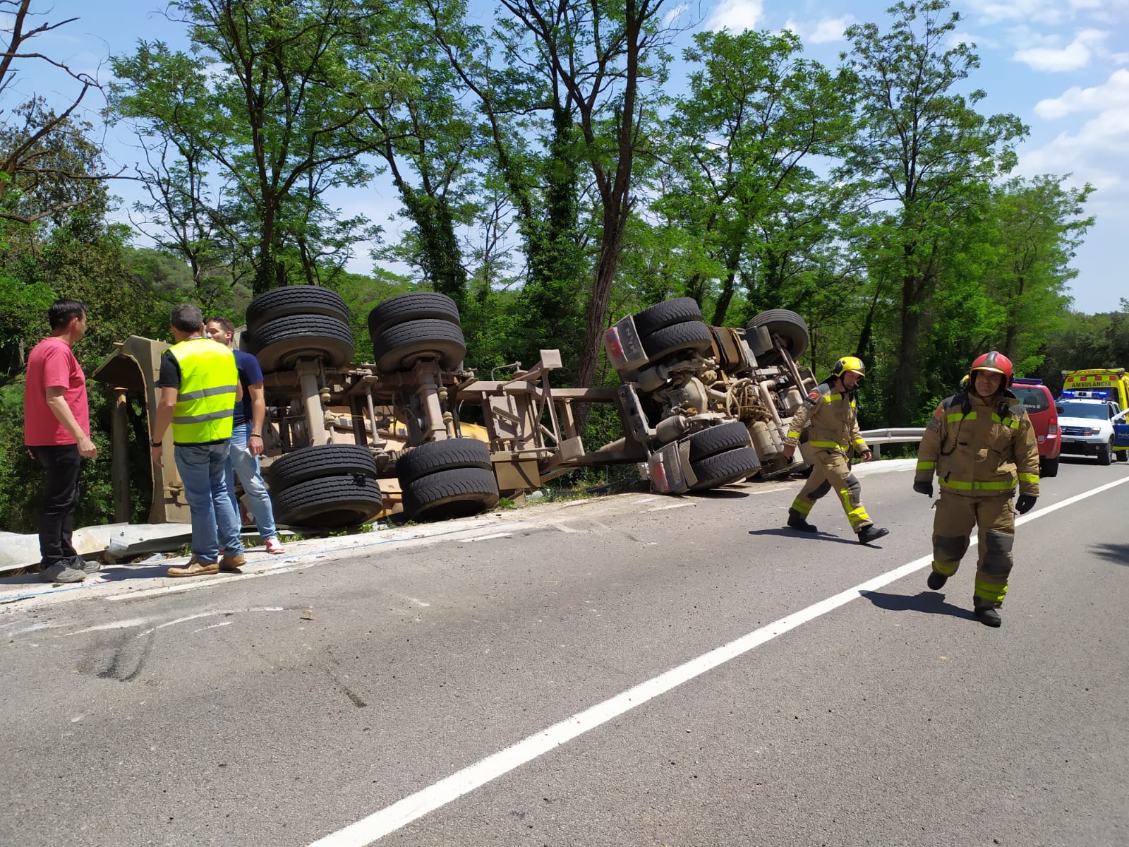 El camió bolcat al voral de la via