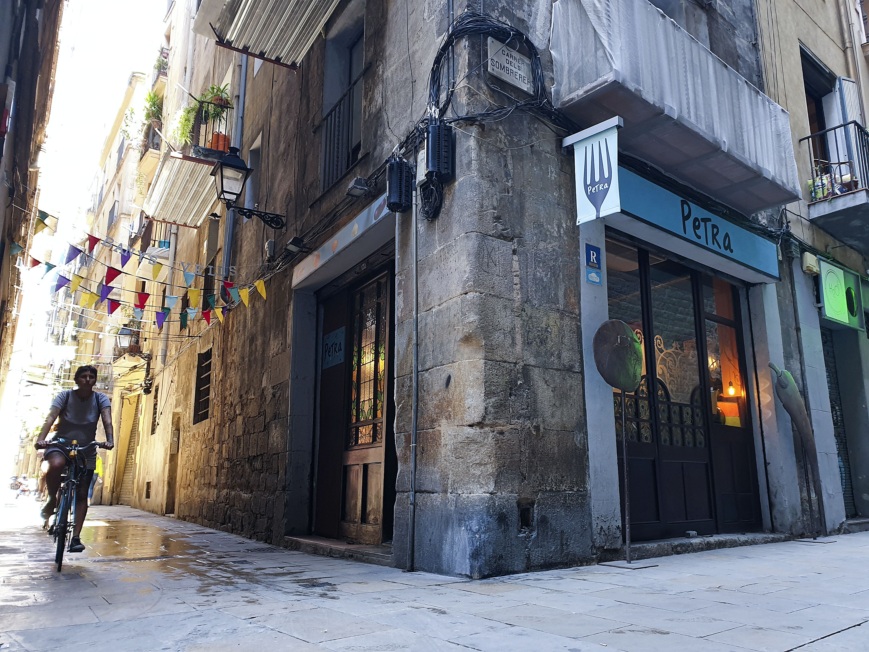 Exteriors del restaurant Petra de Barcelona, a la cantonada dels carrers dels Sombrerers i dels Banys Vells