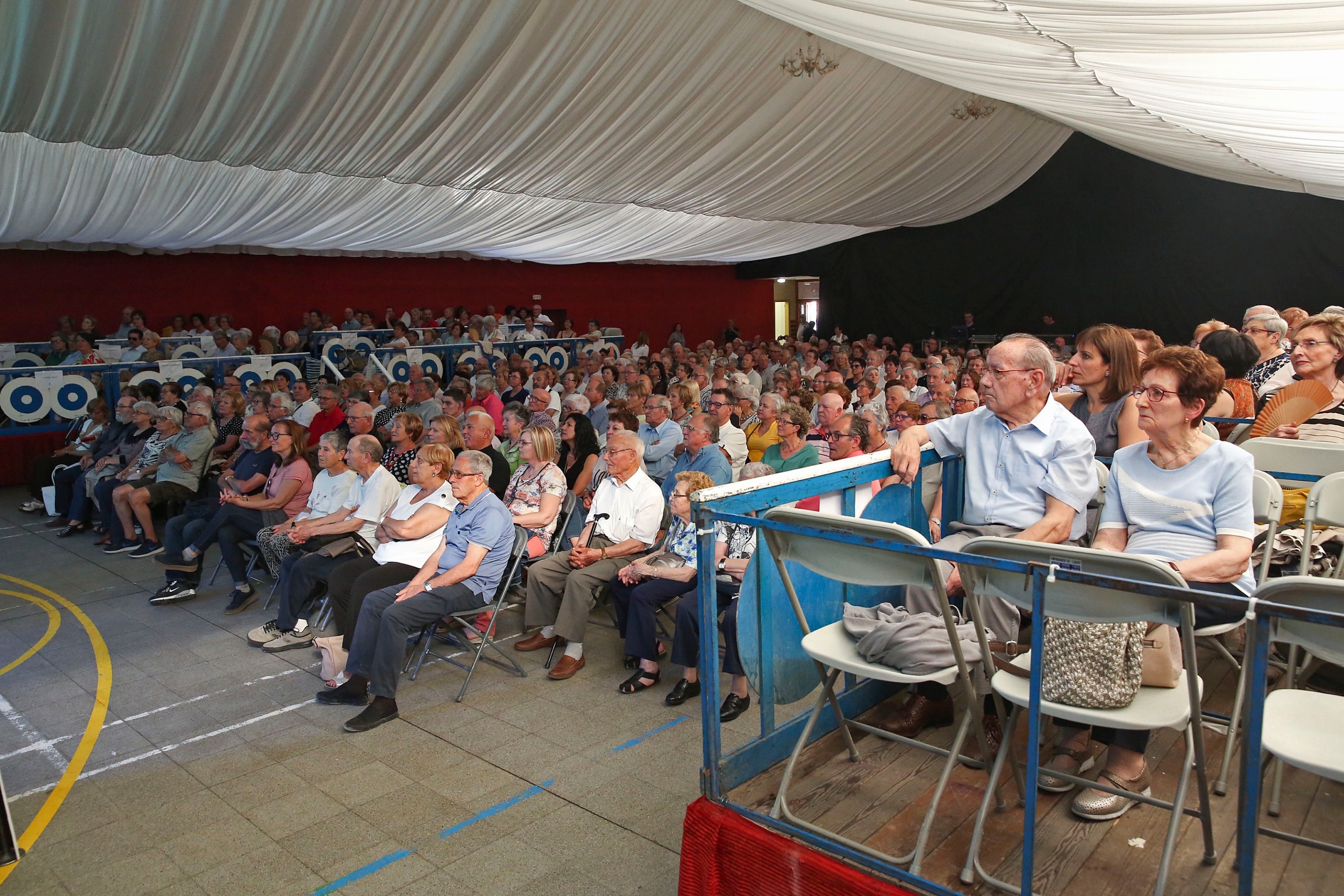 El públic, alguns a les llotges, durant el concert de l’Orquestra Maravella dissabte a la tarda