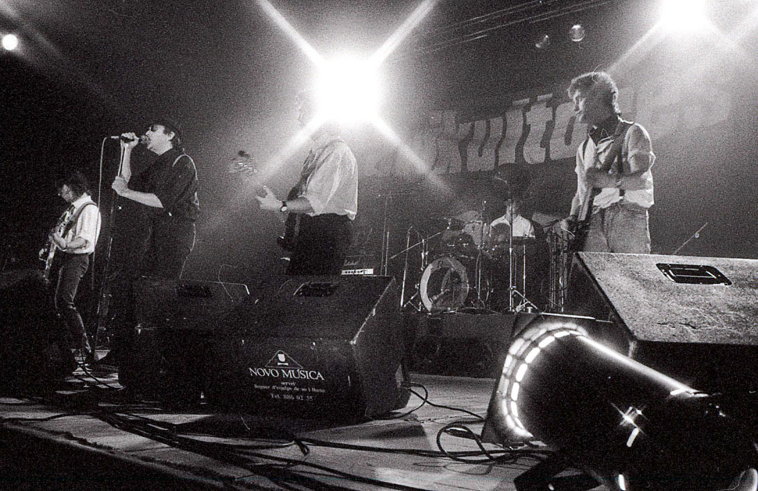 Els Avikultores Modernos, en un concert el desembre de 1989 a Roda de Ter