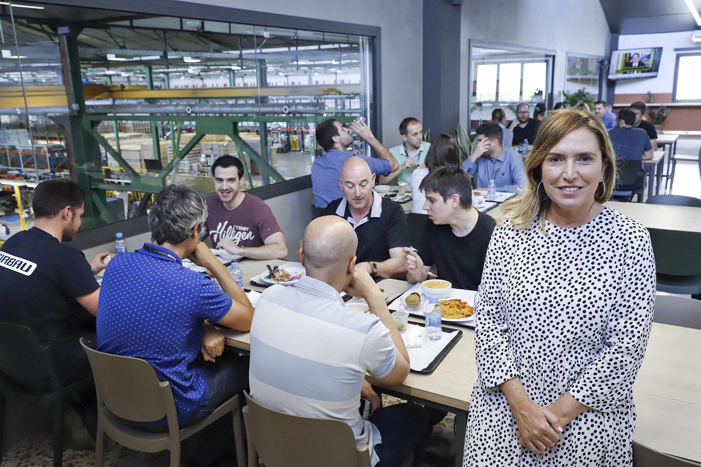 Eva Benito a la cantina de l'empresa, que té cuina pròpia i on els treballadors es queden a dinar cada dia