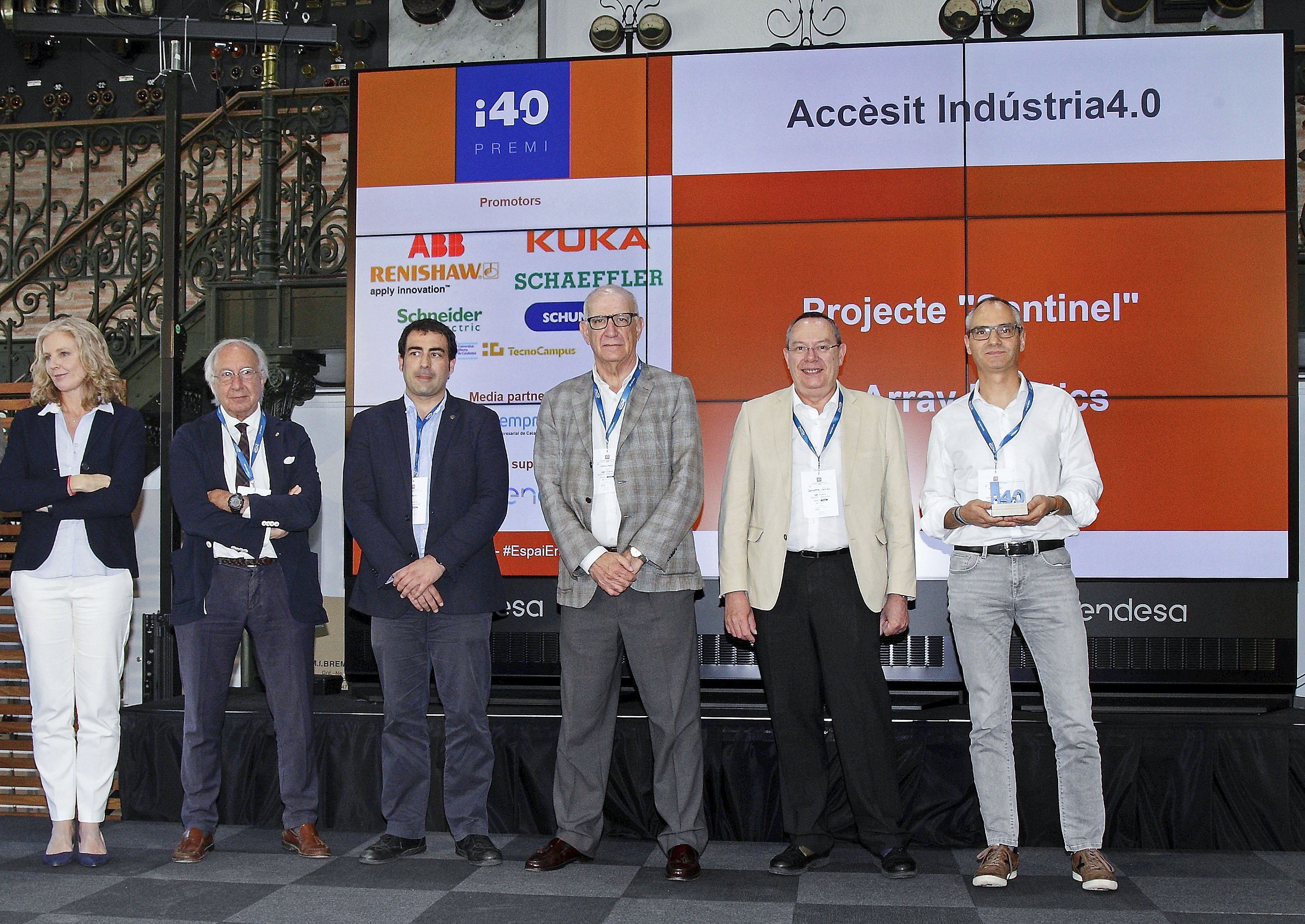 Guerau Carné, primer per la dreta, amb part dels premiats i els responsables del Col·legi d’Enginyers i l’administració