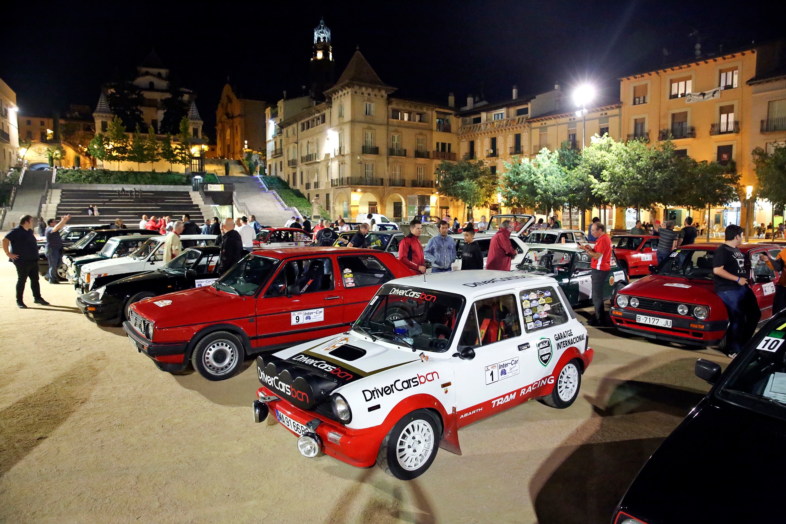 Els cotxes que van participar a la Nocturna Clàssic Ral·li a la plaça Fra Bernadí, un cop finalitzada la cursa