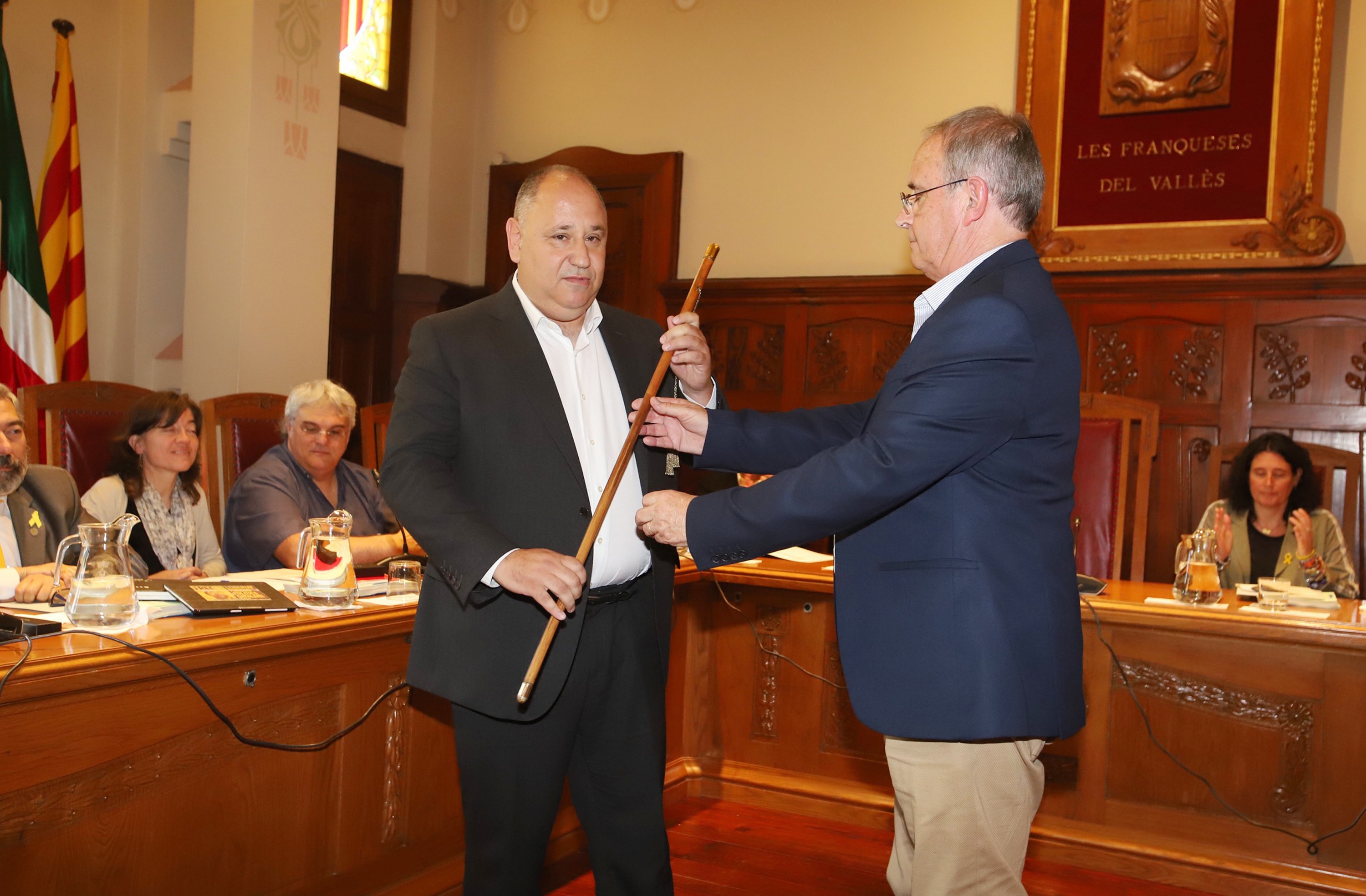 Jordi Ganduxé, president de la mesa d'edat, ha donat la vara de comandament a Colomé