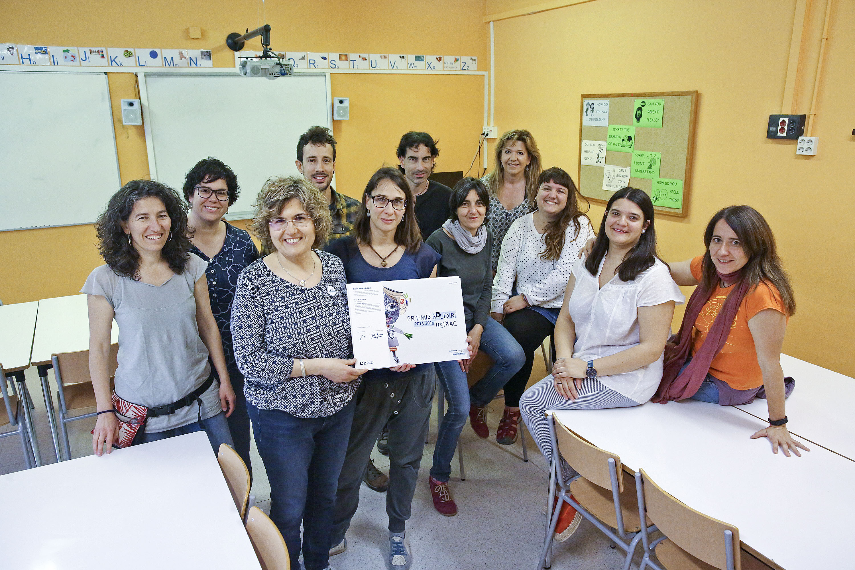 L’equip docent del Centre de Formació d’Adults Montseny de Vic, amb el premi Baldiri Reixac