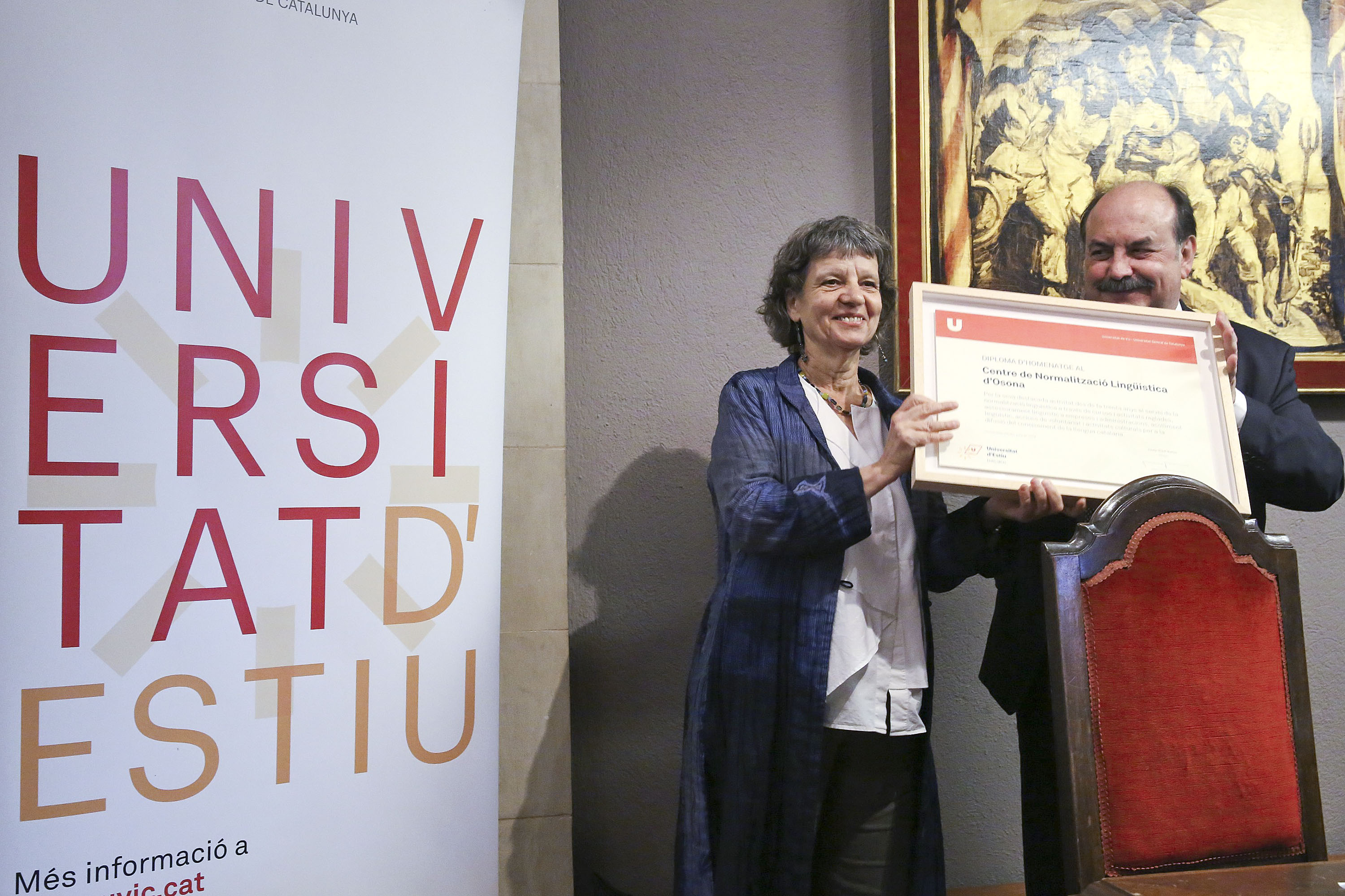 Dolors Solà, rebent el diploma de l’homenatge de mans del rector Josep Antoni Baños, a la Sala de la Columna