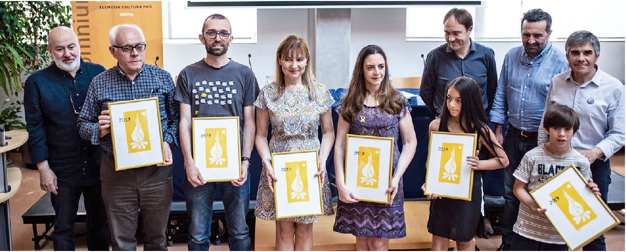Els guanyadors, amb el quadre del Solstici 2019, amb Jesús Ramos, del jurat, l’alcalde Lluís Verdaguer, Xavier Capell i Pep Castanyer, d’Òmnium Cultural
