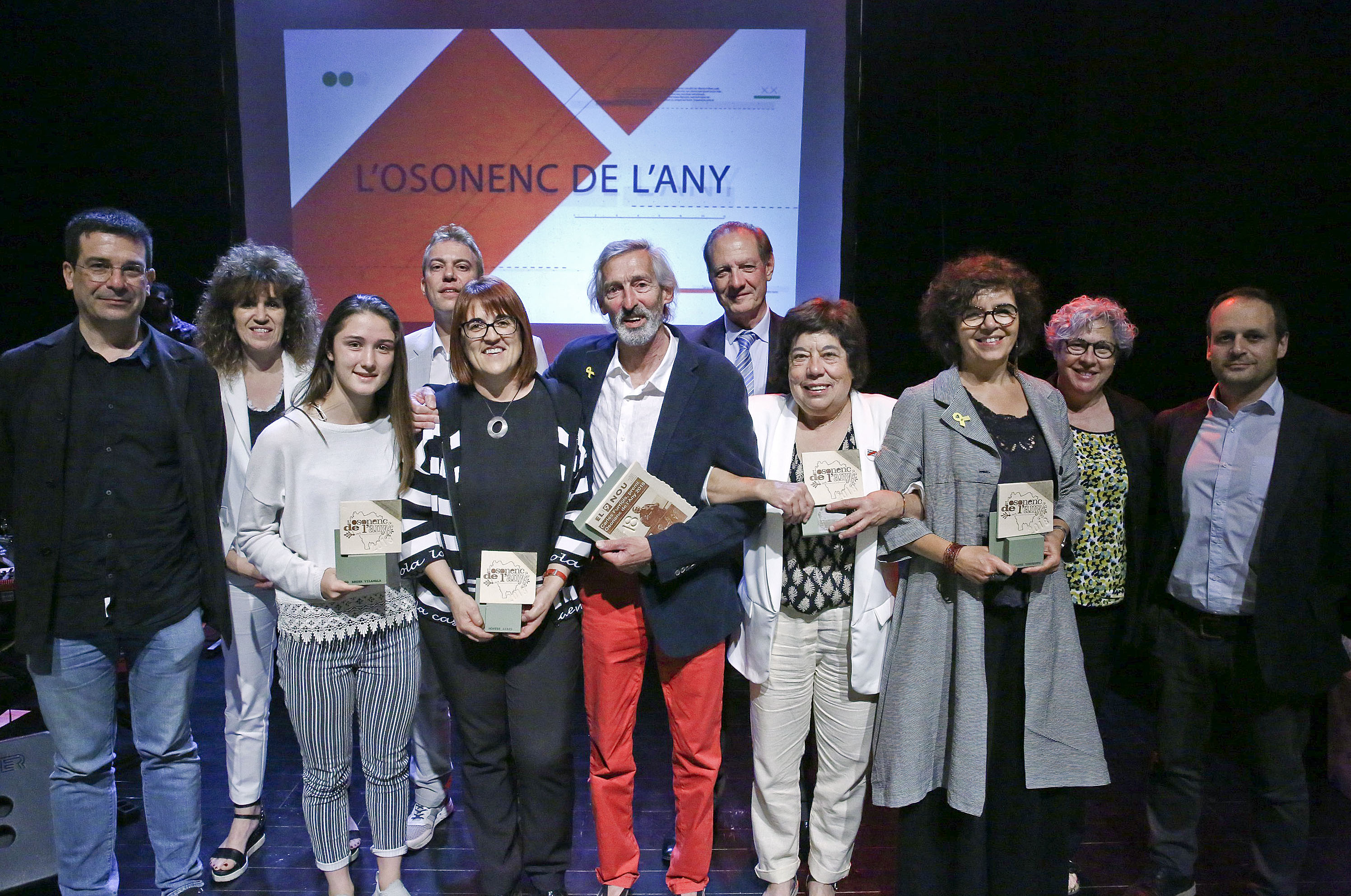 Els finalistes, acompanyats de representants d’EL 9 NOU i de l’alcalde de Manlleu, Àlex Garrido, a l’escenari del Teatre Centre un cop acabada la gala