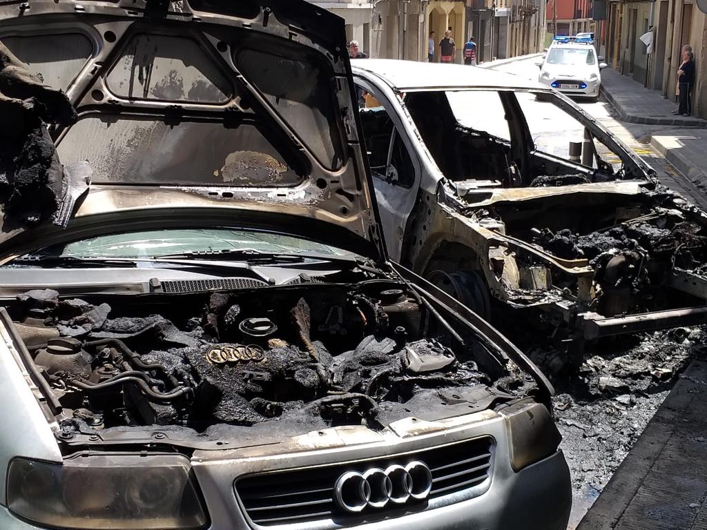 Imatge dels dos vehicles cremats