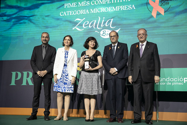 La cofundadora de Santea Products, Rosa Quero, al centre amb les autoritats presents en el lliurament de premis i directius de Pimec