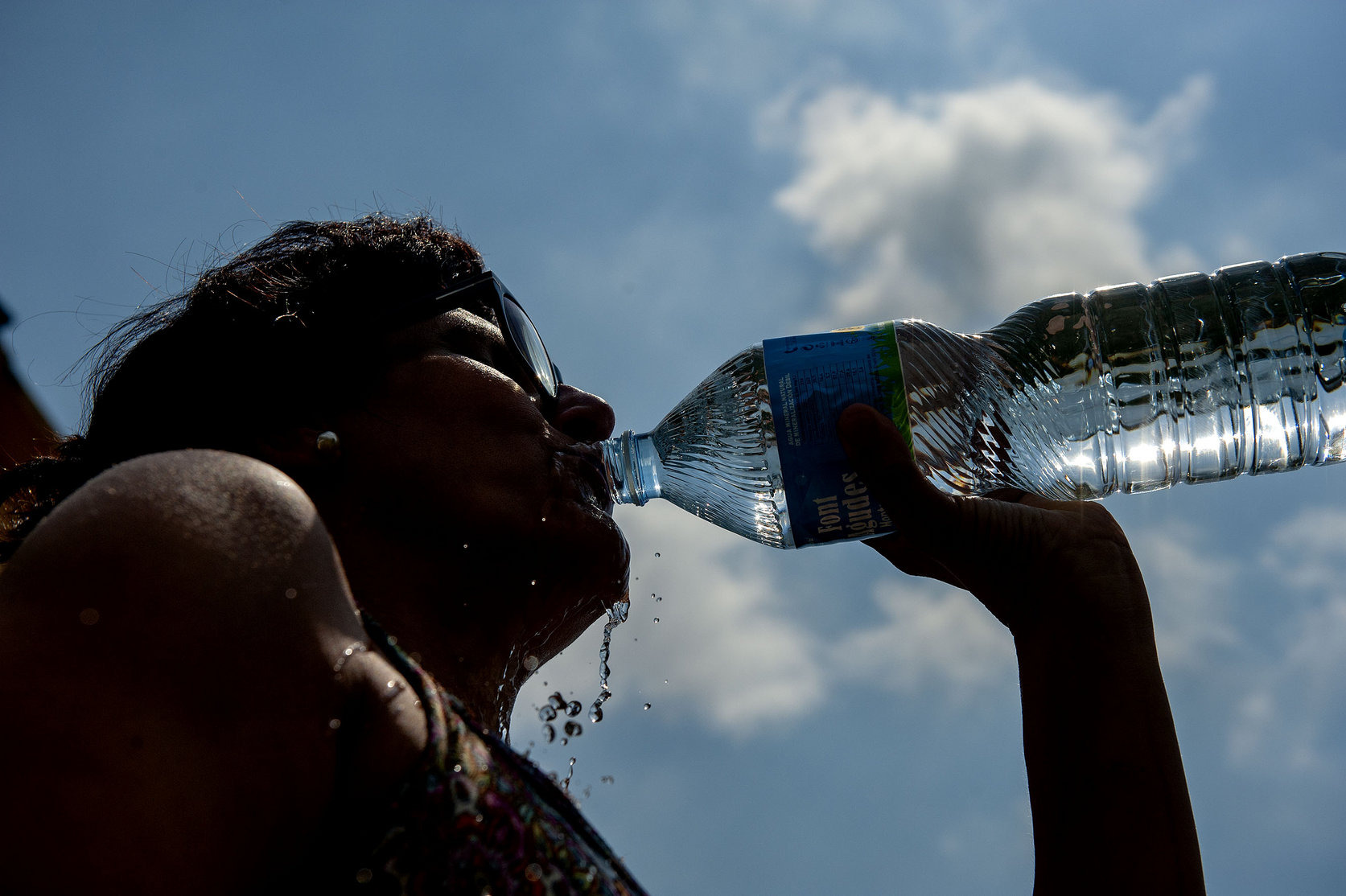 Hidratar-se és un dels consells que es dona en dies de calor extrema