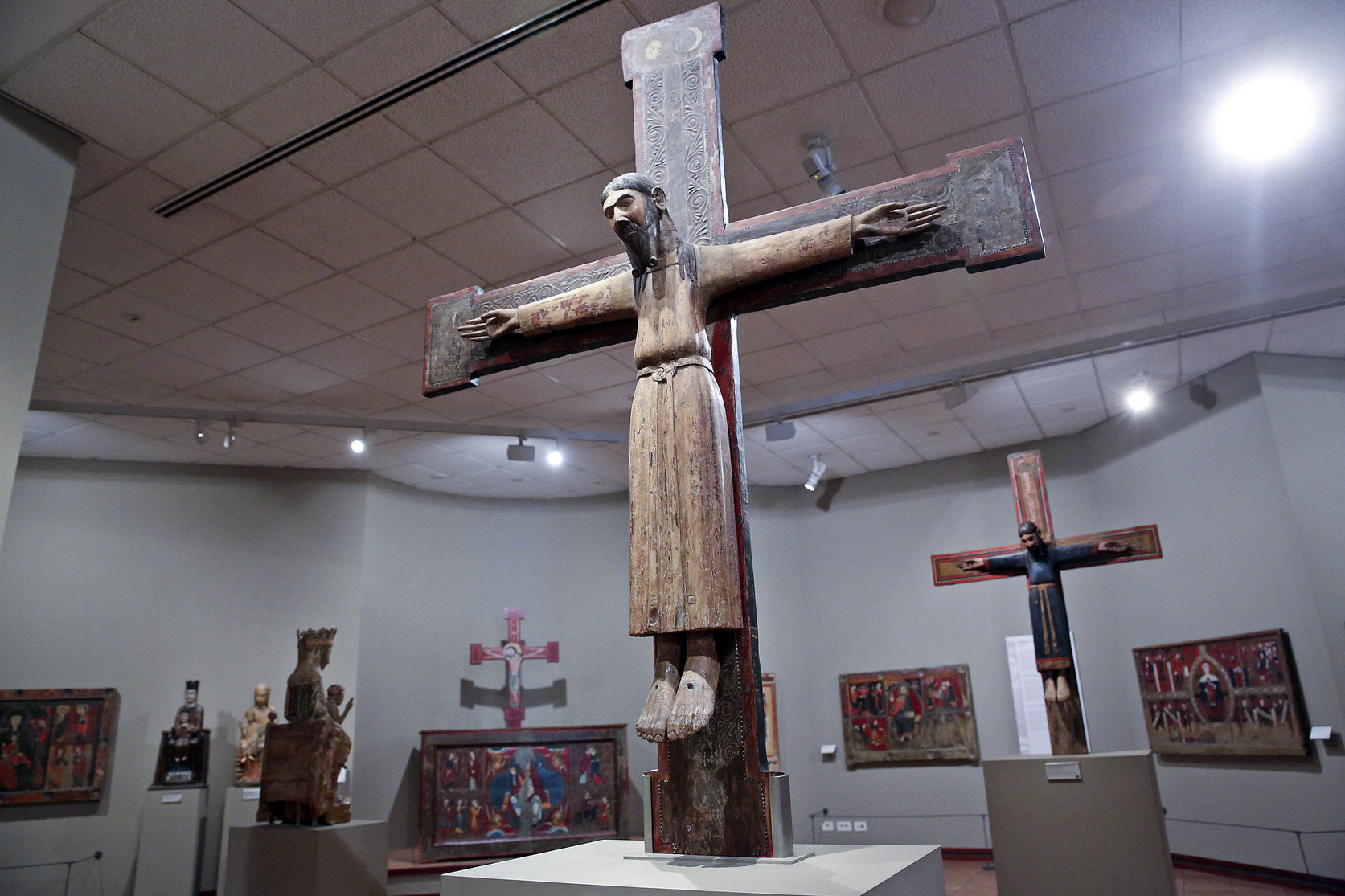 El Museu Episcopal reuneix una de les col·leccions més important d'art romànic