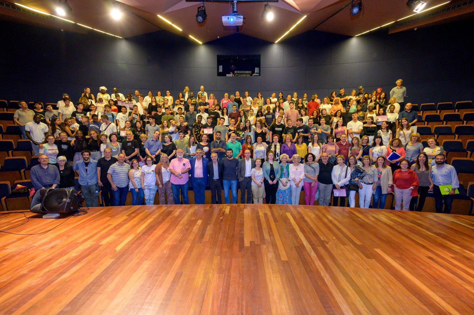Foto de família d'alumnes i representants de les empreses dilluns al Teatre Auditori