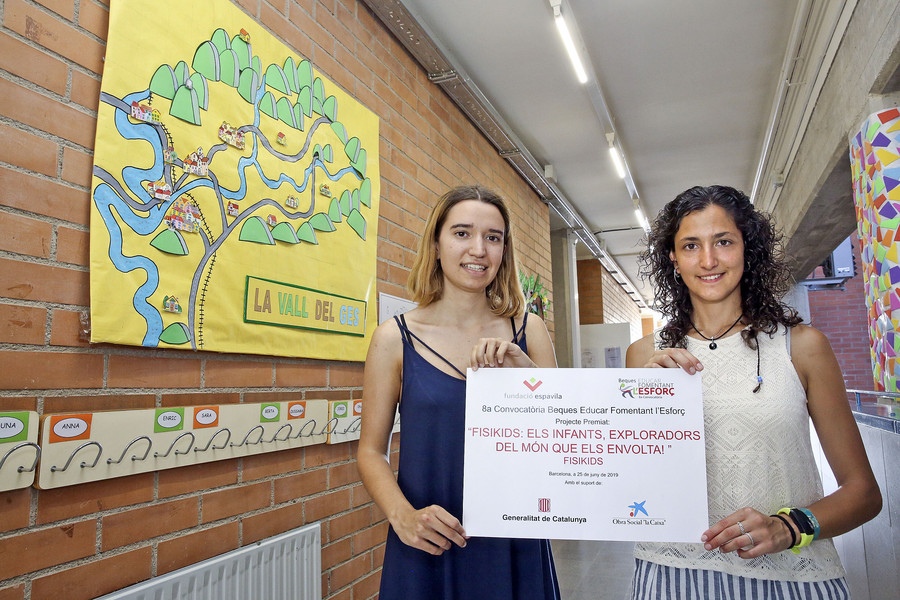 Mariona Colomer i Aina Bigas a l’escola Lloriana de Sant Vicenç, on es desenvoluparà el projecte el curs vinent