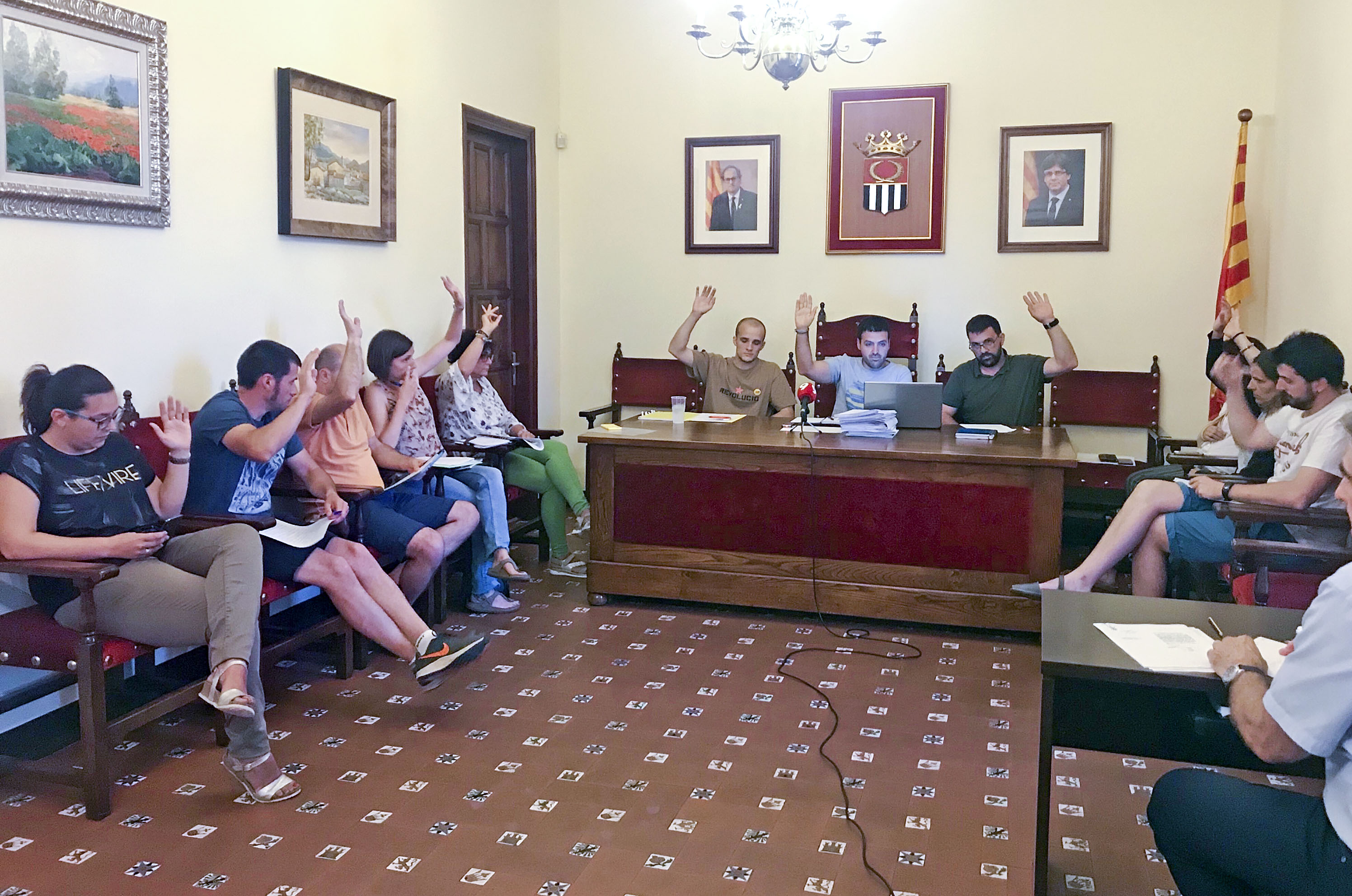 Moment de la votació de la retribució dels càrrecs electes a Sant Quirze