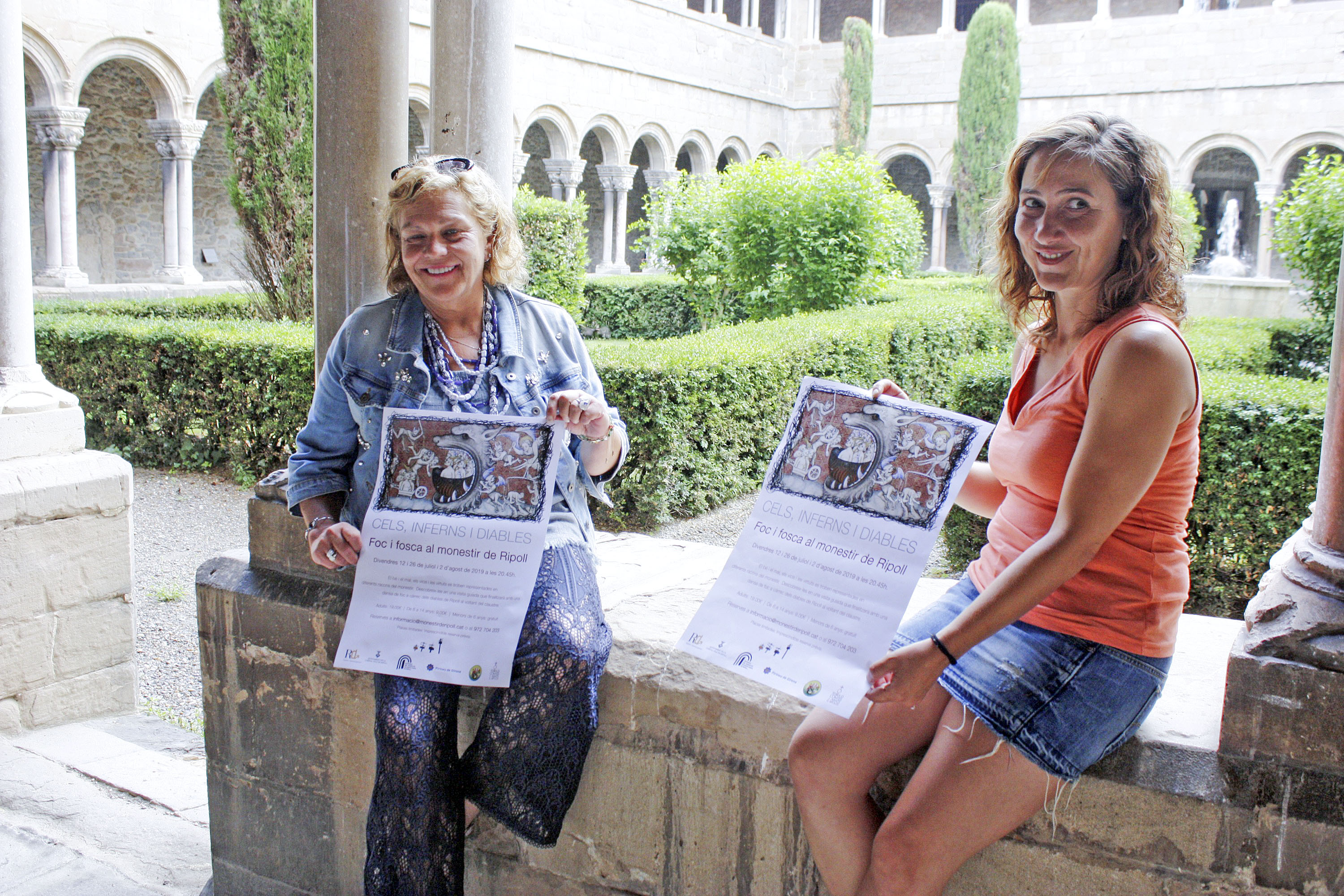 Manoli Vega i Laia Domingo amb el cartell, al claustre