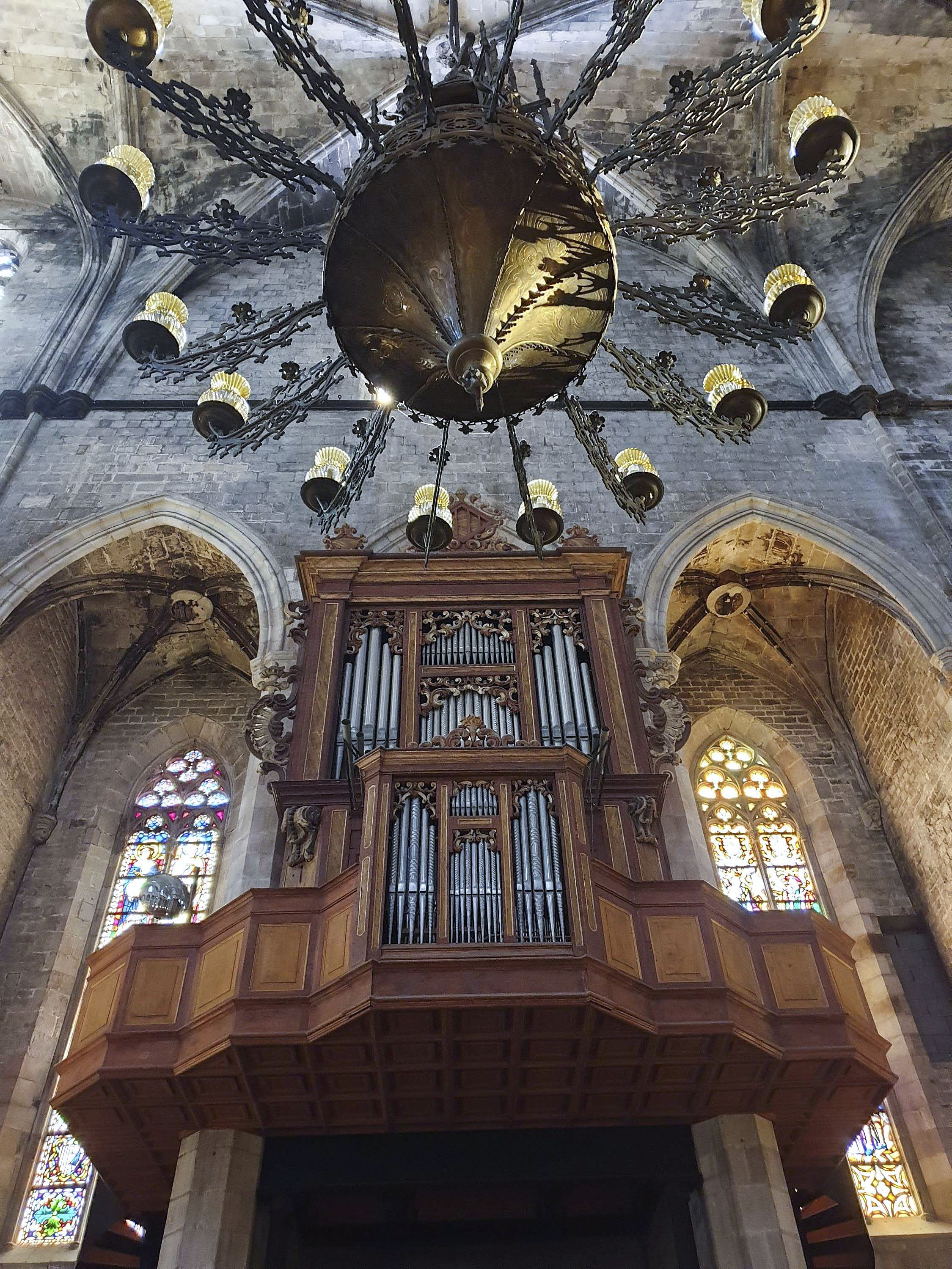 Imatge frontal de l’orgue, cadireta inclosa, al lateral que ocupa de la gran basílica de Santa Maria del Mar; s’hi accedeix per una escala de cargol lateral