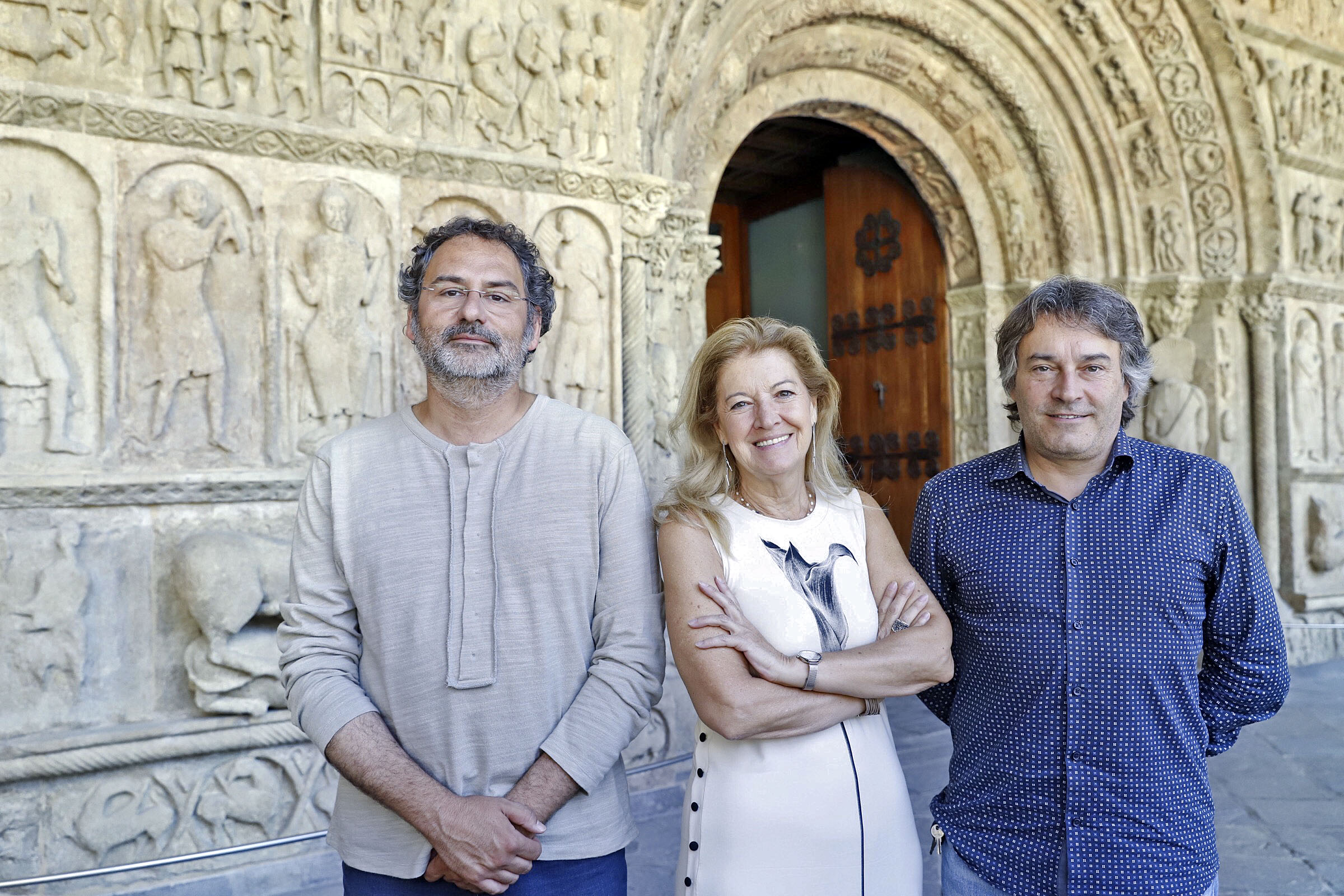 D’esquerra a dreta, Antoni Madueño, Carme Polo i Jordi Munell davant la portalada del monestir