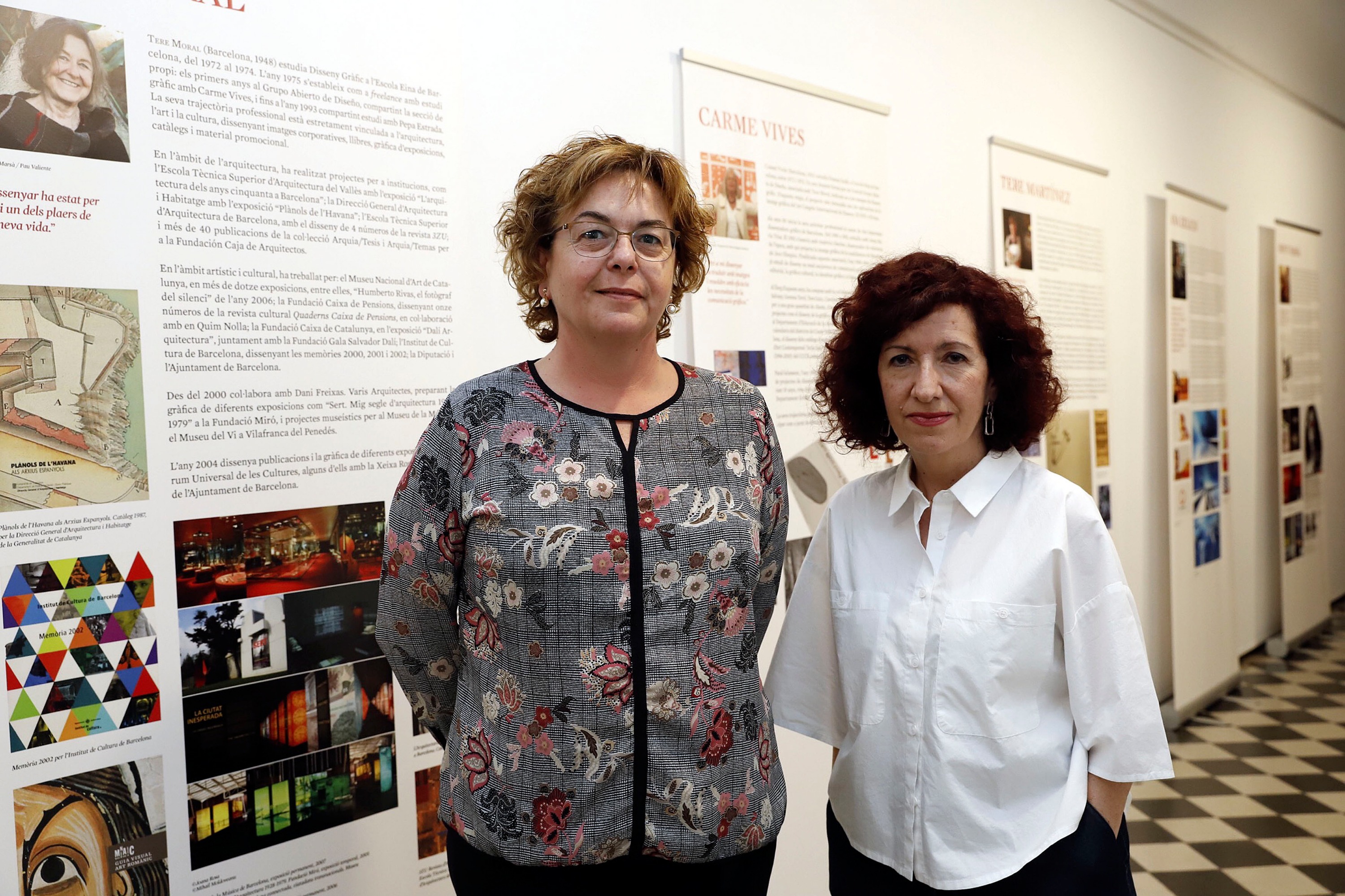 Teresa Julio i Maria Àngels Fortea, de la UVic-UCC i l’escola de disseny Bau, dues de les comissàries de la mostra