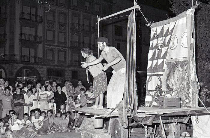 La Fura dels Baus actuant a la plaça Fra bernadí de Manlleu l'any 1979