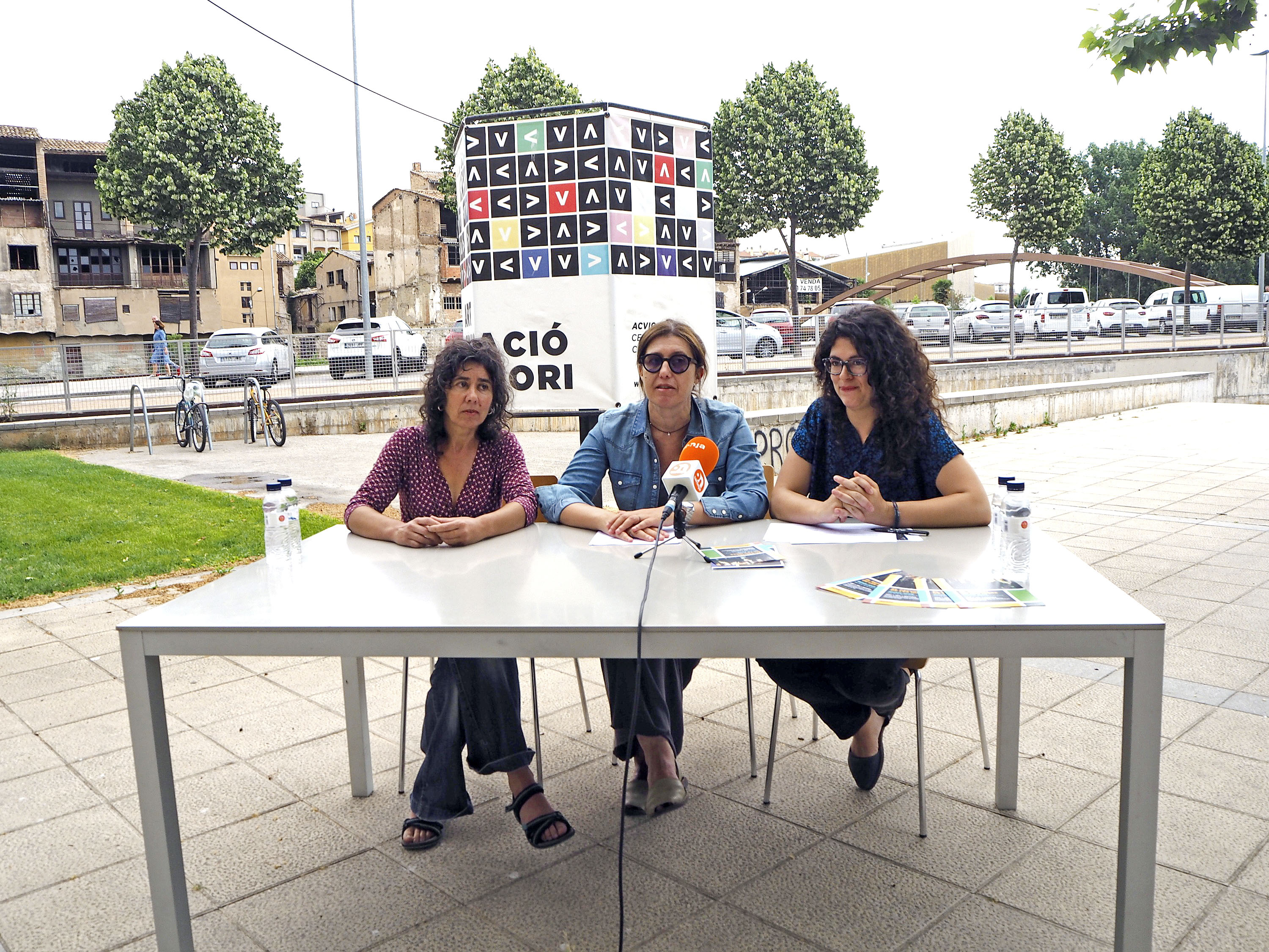 D’esquerra a dreta, Alícia Casadesús, Maite Palomo i Bruna Dinarès, en la presentació de la QUAM Jove