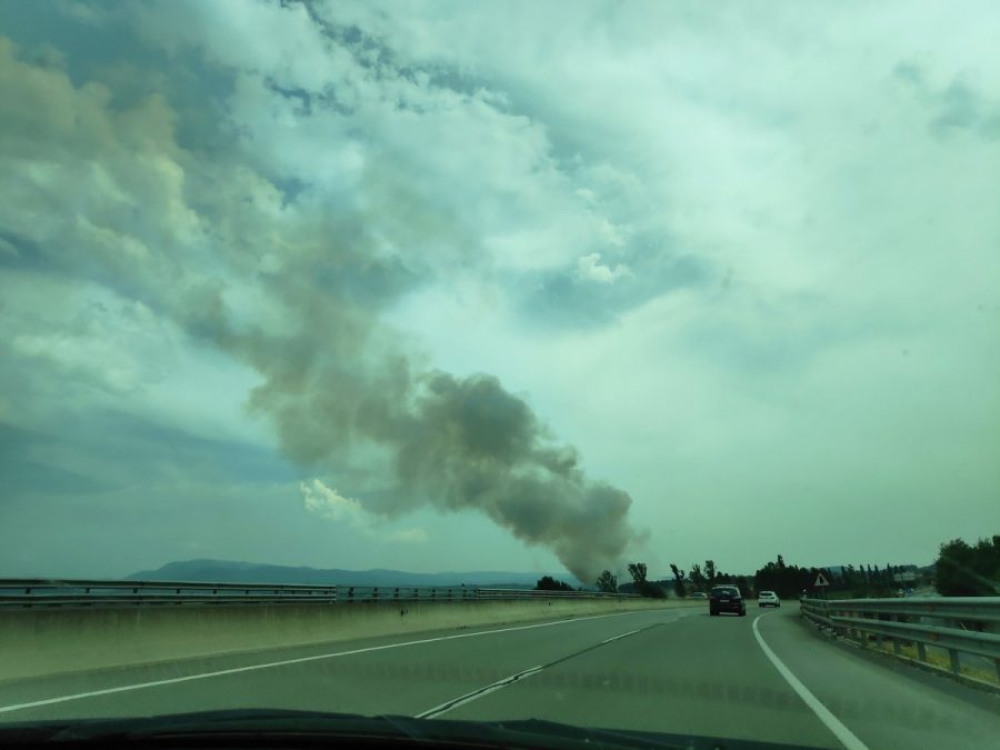 La columna de fum de l'incendi, vista des de la C-17