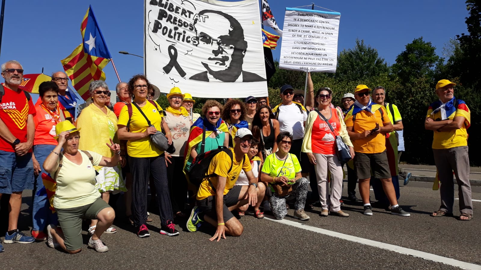 El grup del Baix Vallès que va viatjar a Estrasburg amb una imatge del conseller Jordi Turull