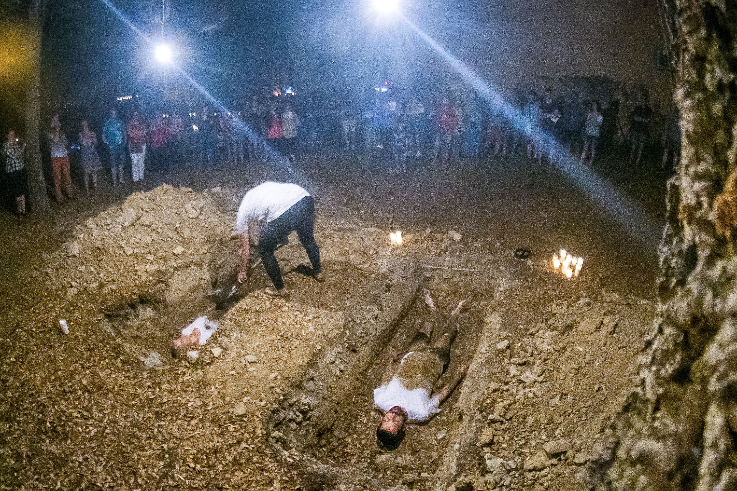 El recorregut acabava amb els protagonistes en un forat excavat a terra, com una tomba