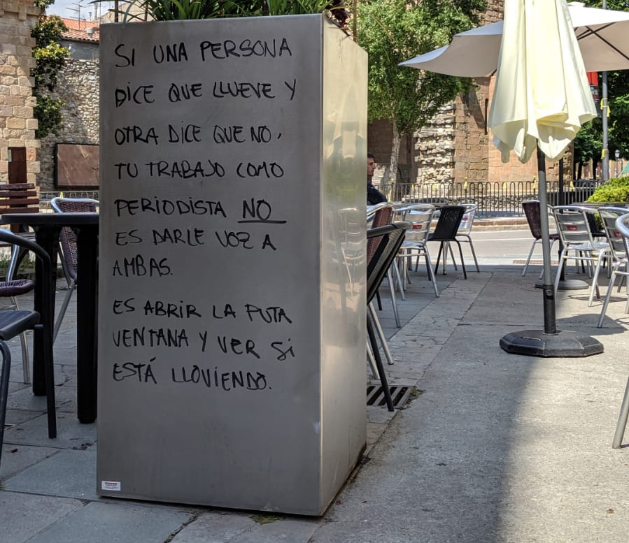 Una de les jardineres amb missatges, al carrer Beat Miró de Sant Joan