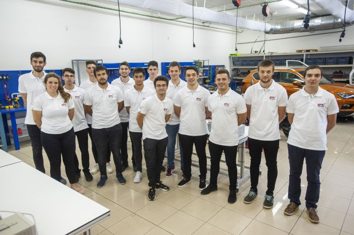 L'equip UTRON Racing Team al laboratori taller del grau en Enginyeria de l'Automoció