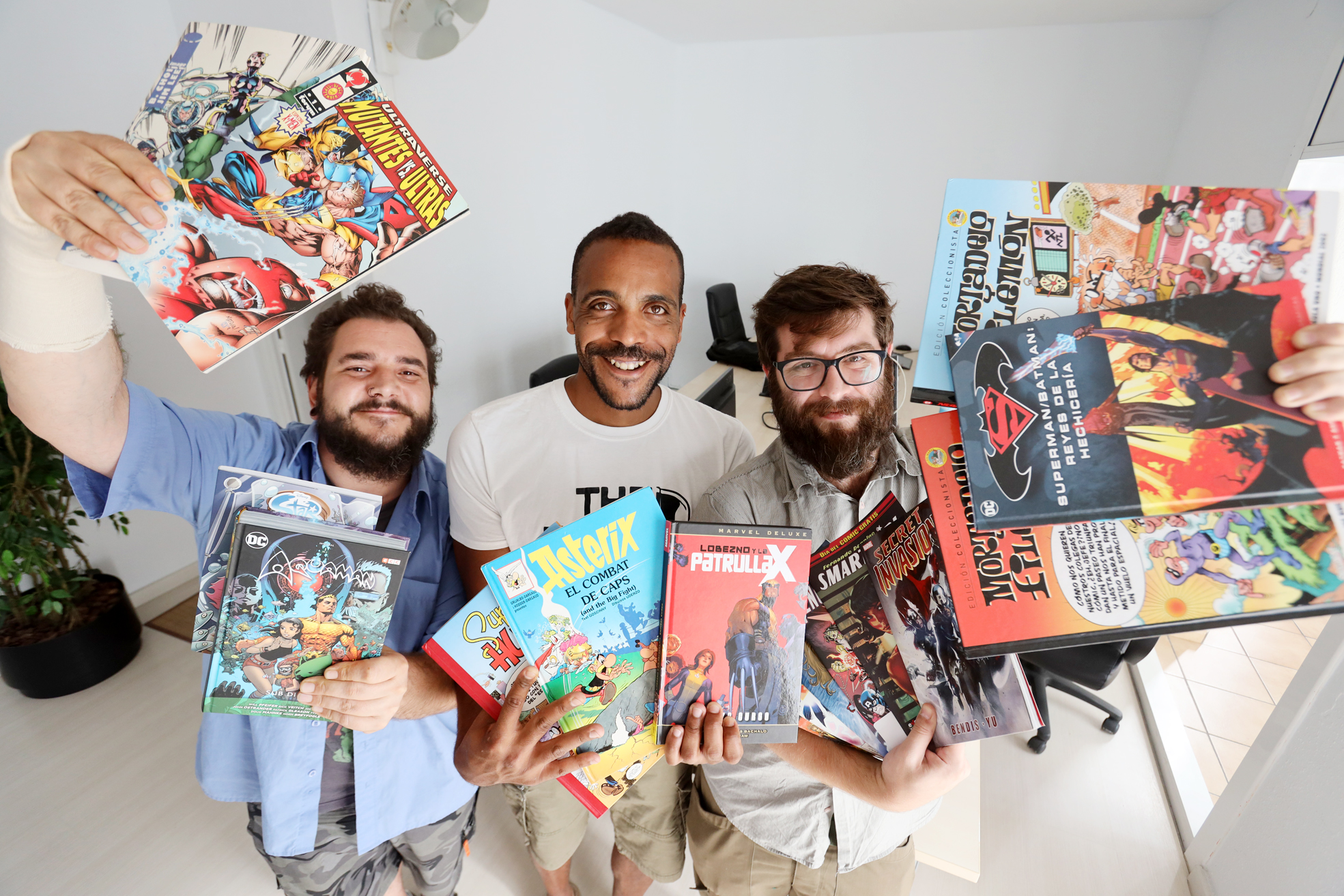 Pau Camps, Isma Jiménez i Adrià Cobos, fundadors de Grafreak, amb alguns dels còmics que han recollit